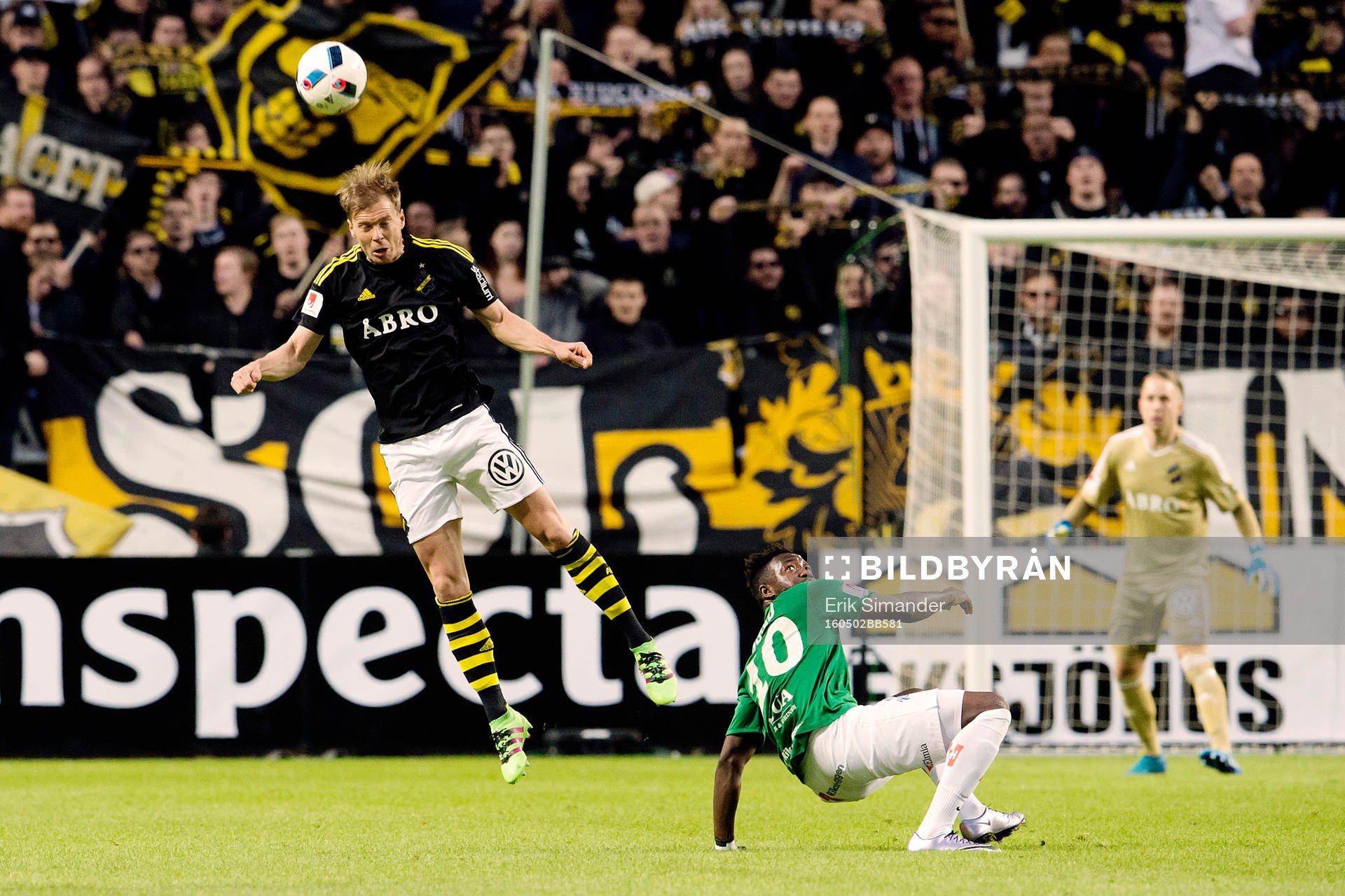 s Per Karlsson nickar bollen