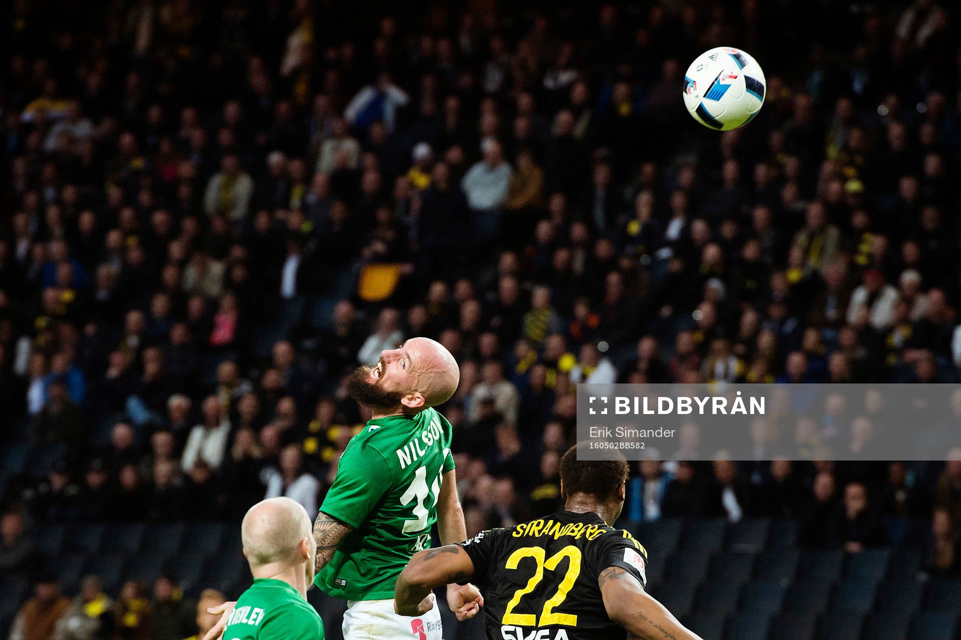 Jönköpings Tobias Nilsson nickar bollen