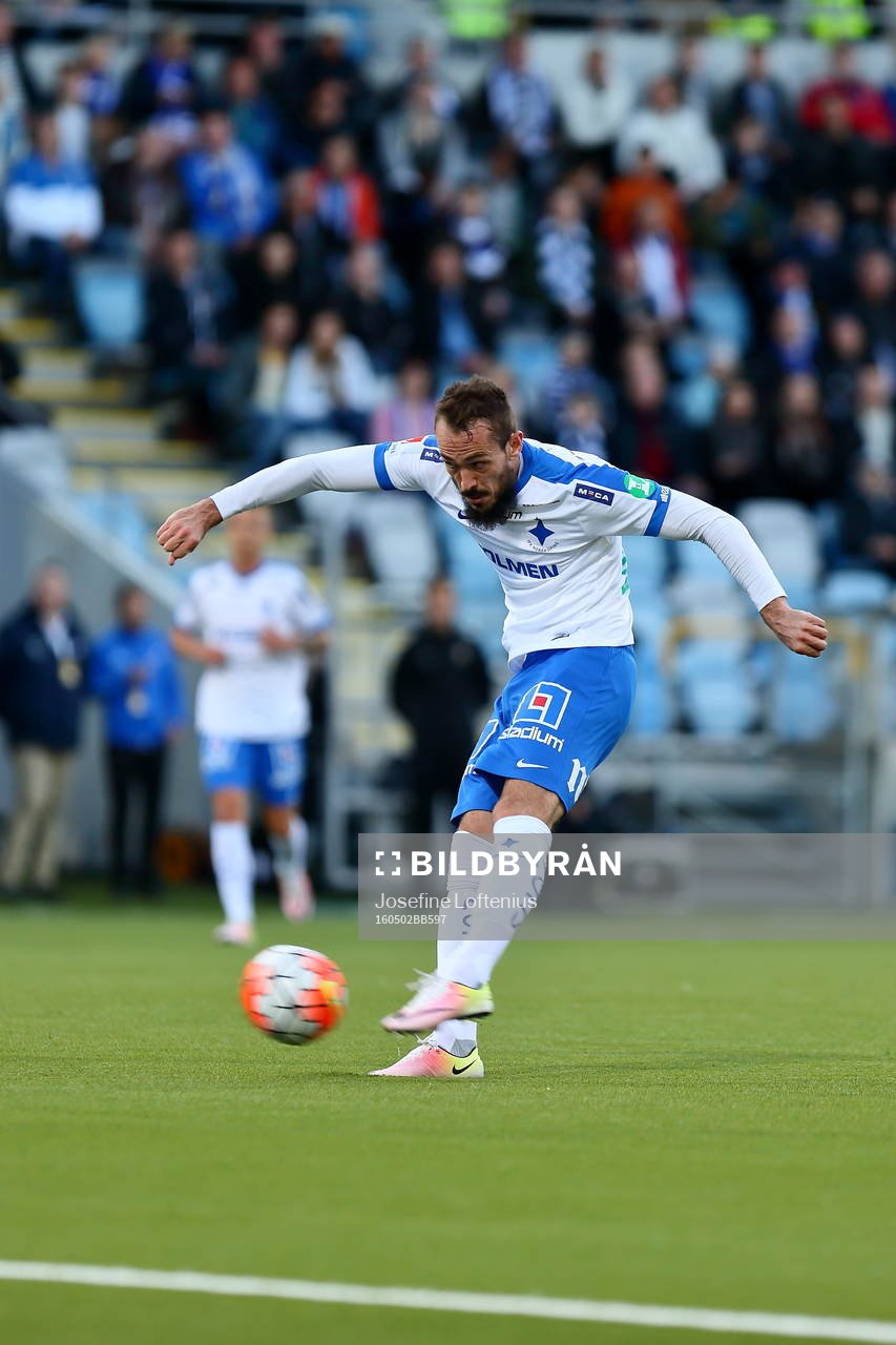 Norrköpings Emir Kujovic skjuter in mål 2-0 och Helsingborgs Darijan Bojanic ser på under fotbollsmatchen i Allsvenskan mellan Norrköping och Helsingborg den 2 maj 2016 i Norrköping.