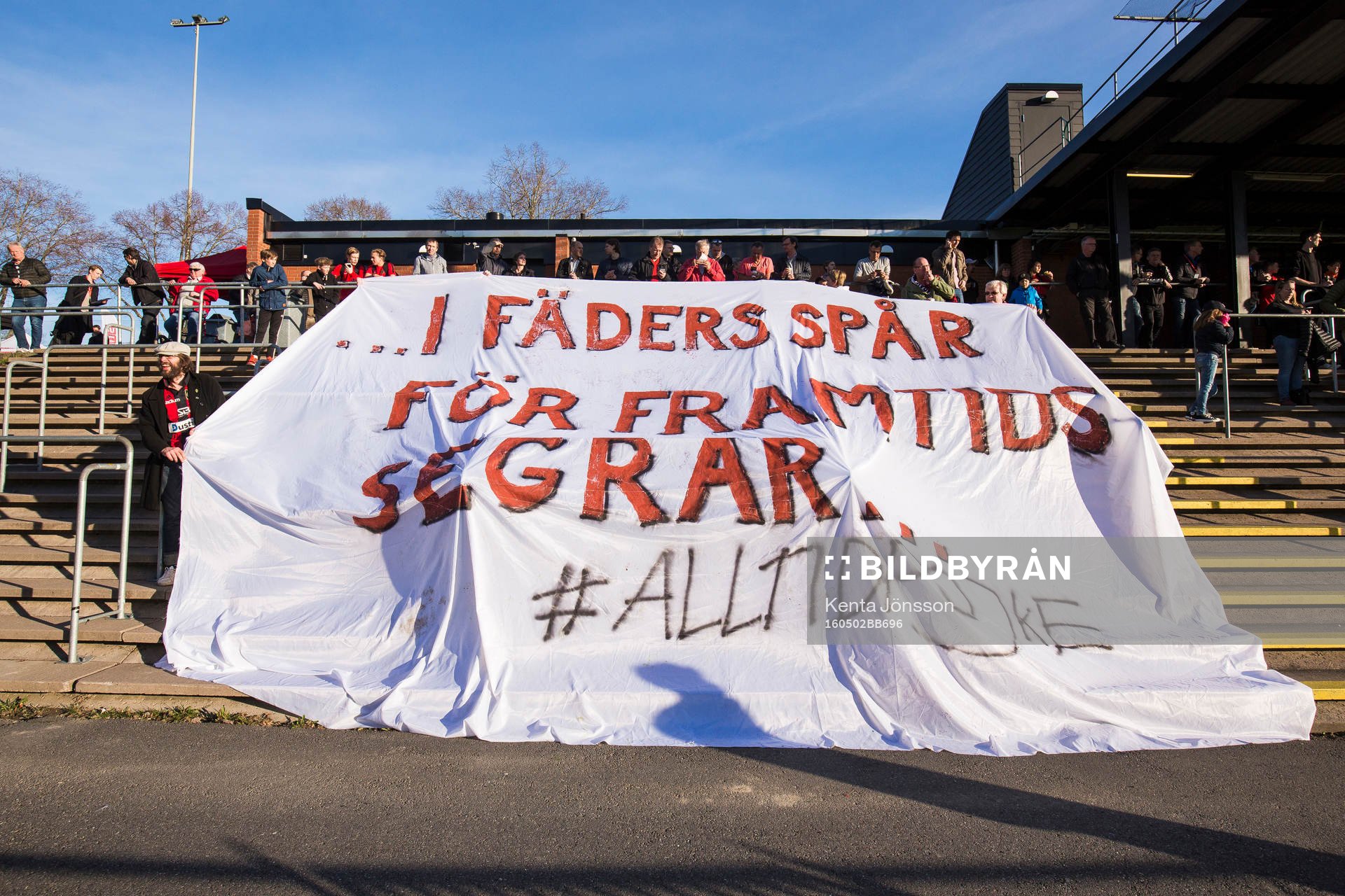 Brommapojkarnas supportrar med en banderoll