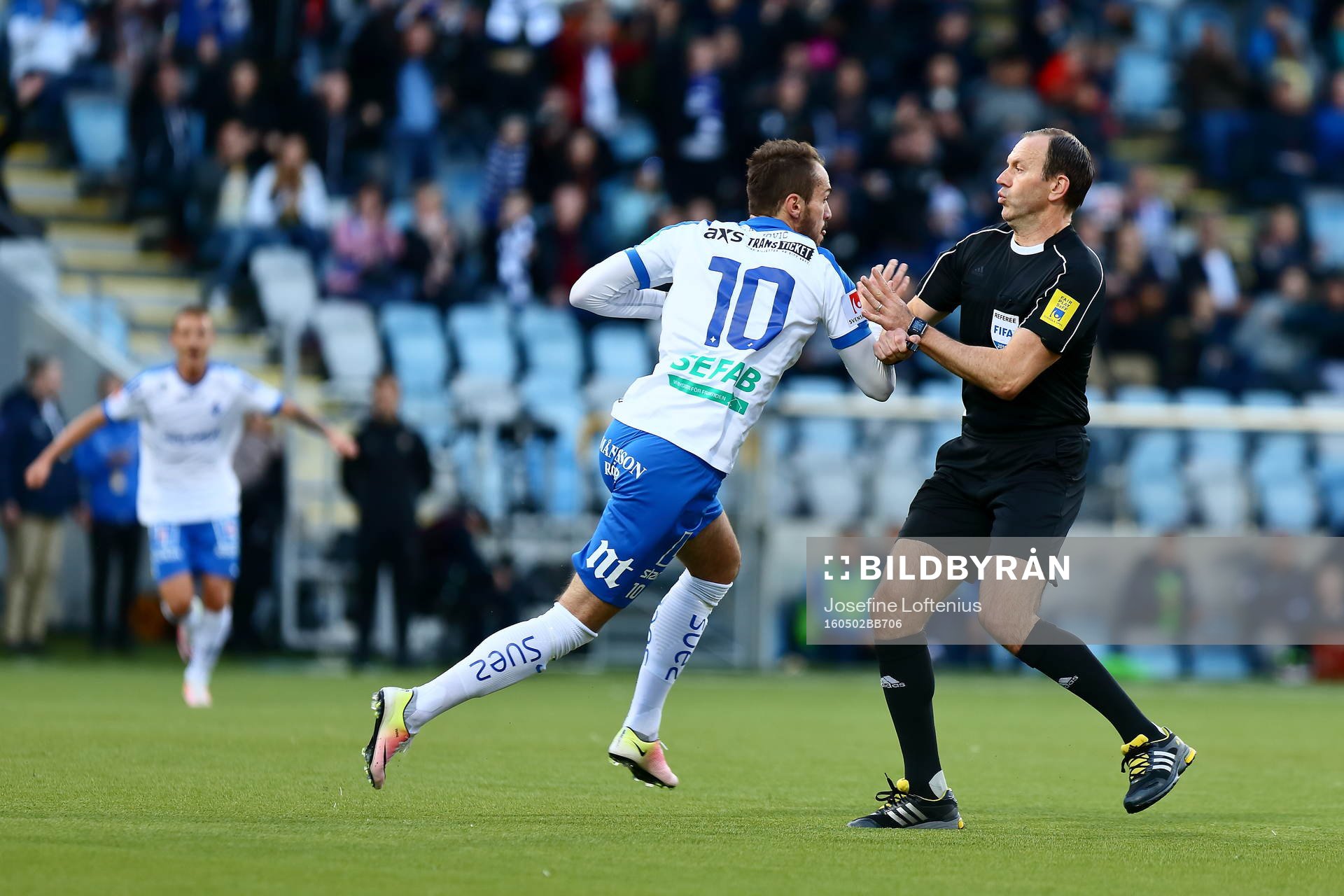 Norrköpings Emir Kujovic springer in i domaren när han