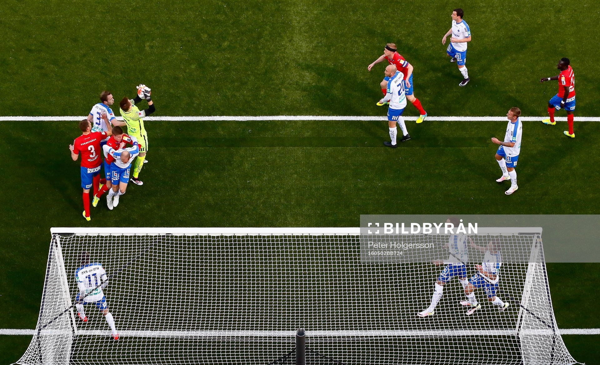 Räddning av Norrköpings målvakt Andreas Vaikla under fotbollsmatchen i Allsvenskan mellan Norrköping och Helsingborg den 2 maj 2016 i Norrköping.
