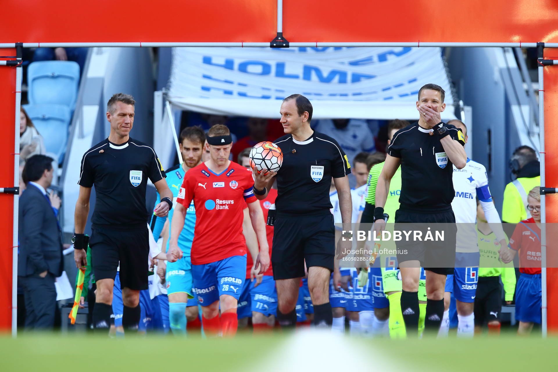 Intåg med domare Jonas Eriksson längst fram i mitten till fotbollsmatchen i Allsvenskan mellan Norrköping och Helsingborg den 2 maj 2016 i Norrköping.