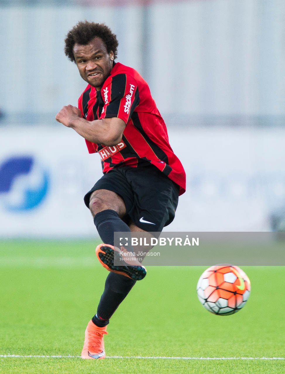 Brommapojkarnas Serge-Junior Martinsson Ngouali i aktion