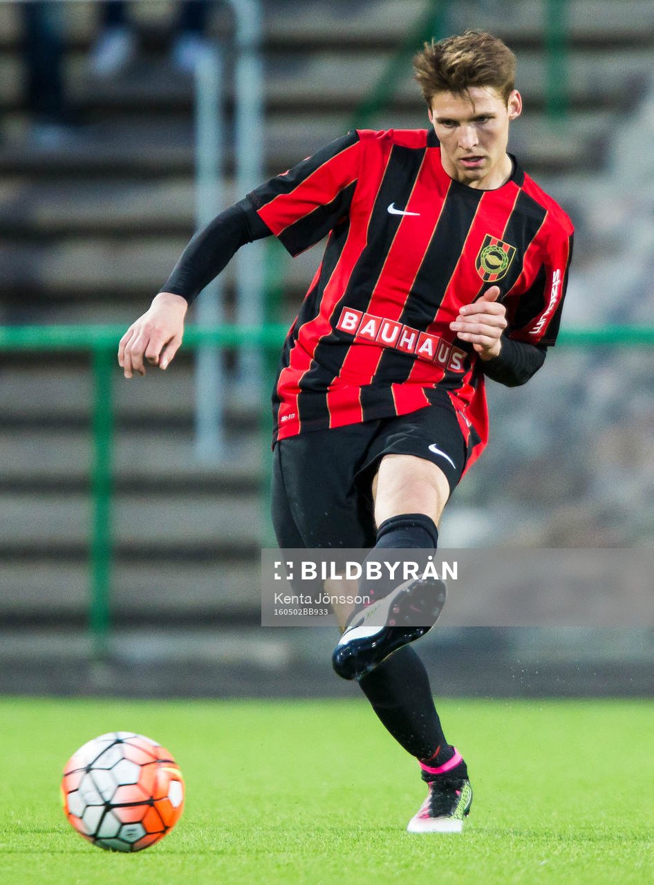 Brommapojkarnas Joel Löw i aktion under fotbollsmatchen i Division 1 Norra mellan Brommapojkarna och Västerås den 2 Maj 2016 i Stockholm.