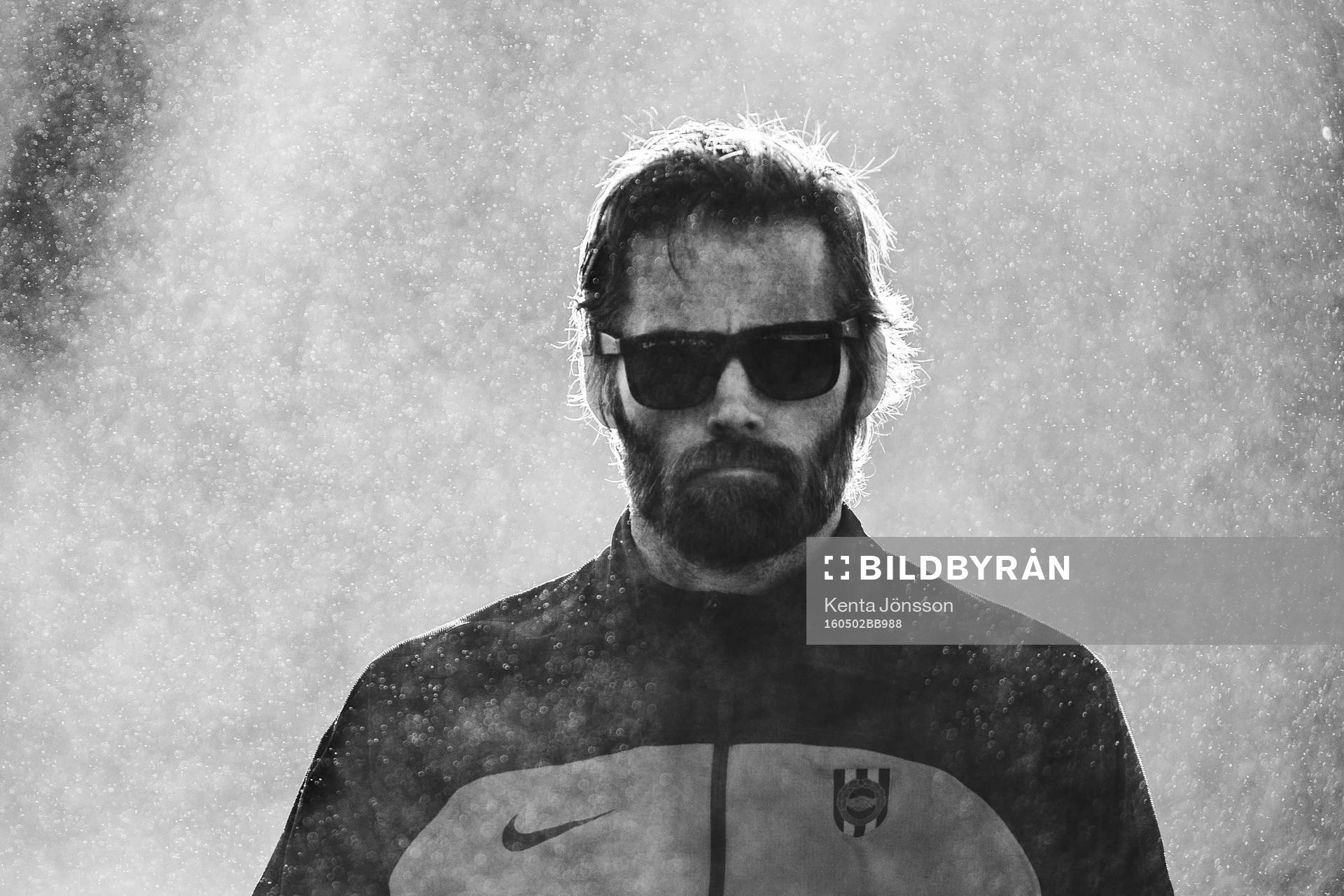 Brommapojkarnas tränare Olof Mellberg framför en