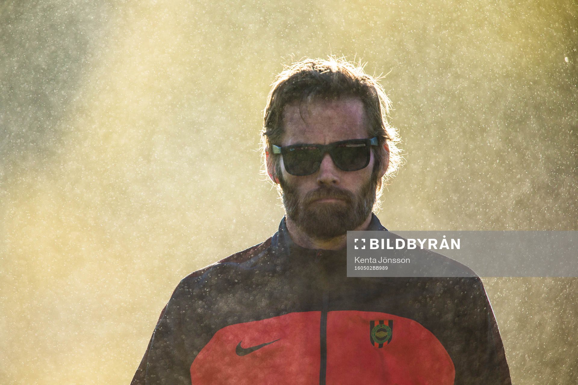 Brommapojkarnas tränare Olof Mellberg framför en