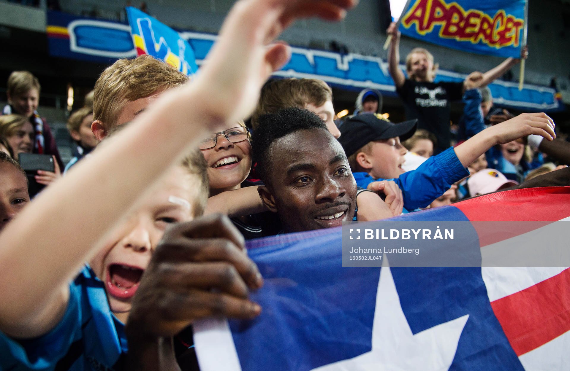 Djurgårdens Sam Johnson jublar med dom yngre supportrarna