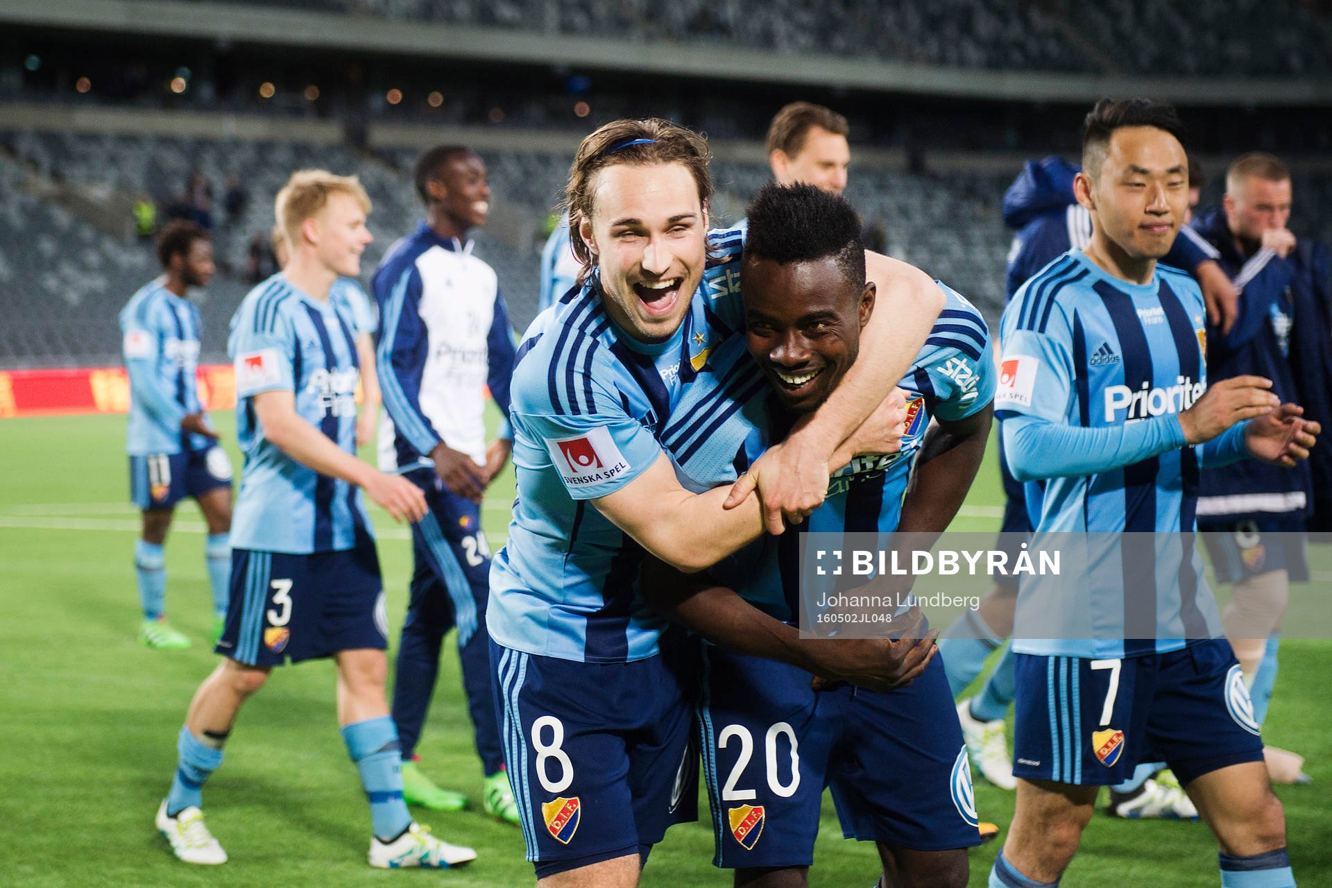 Djurgårdens Kevin Walker och Sam Johnson jublar