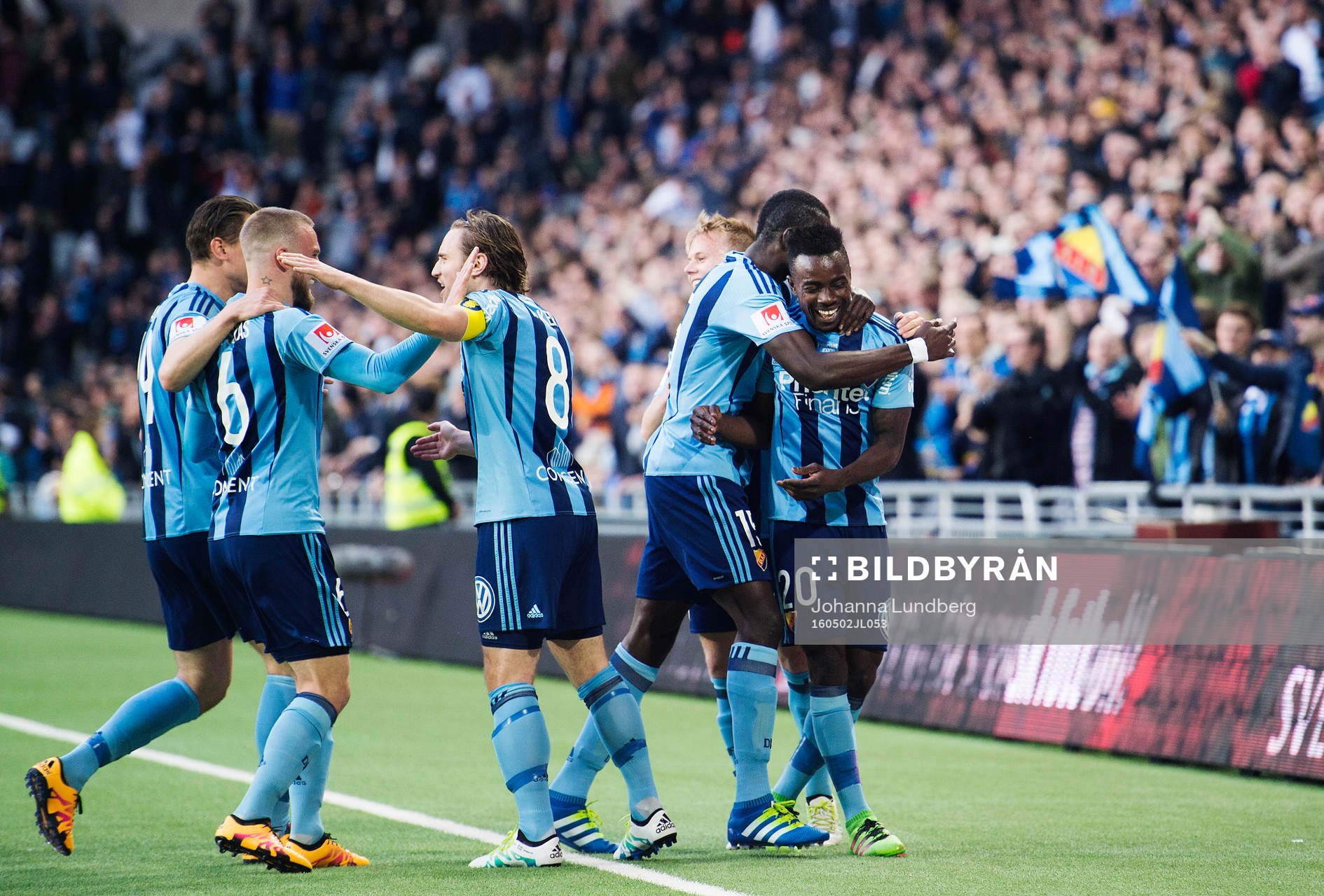 Djurgårdens Sam Johnson jublar med sina lagkamrater