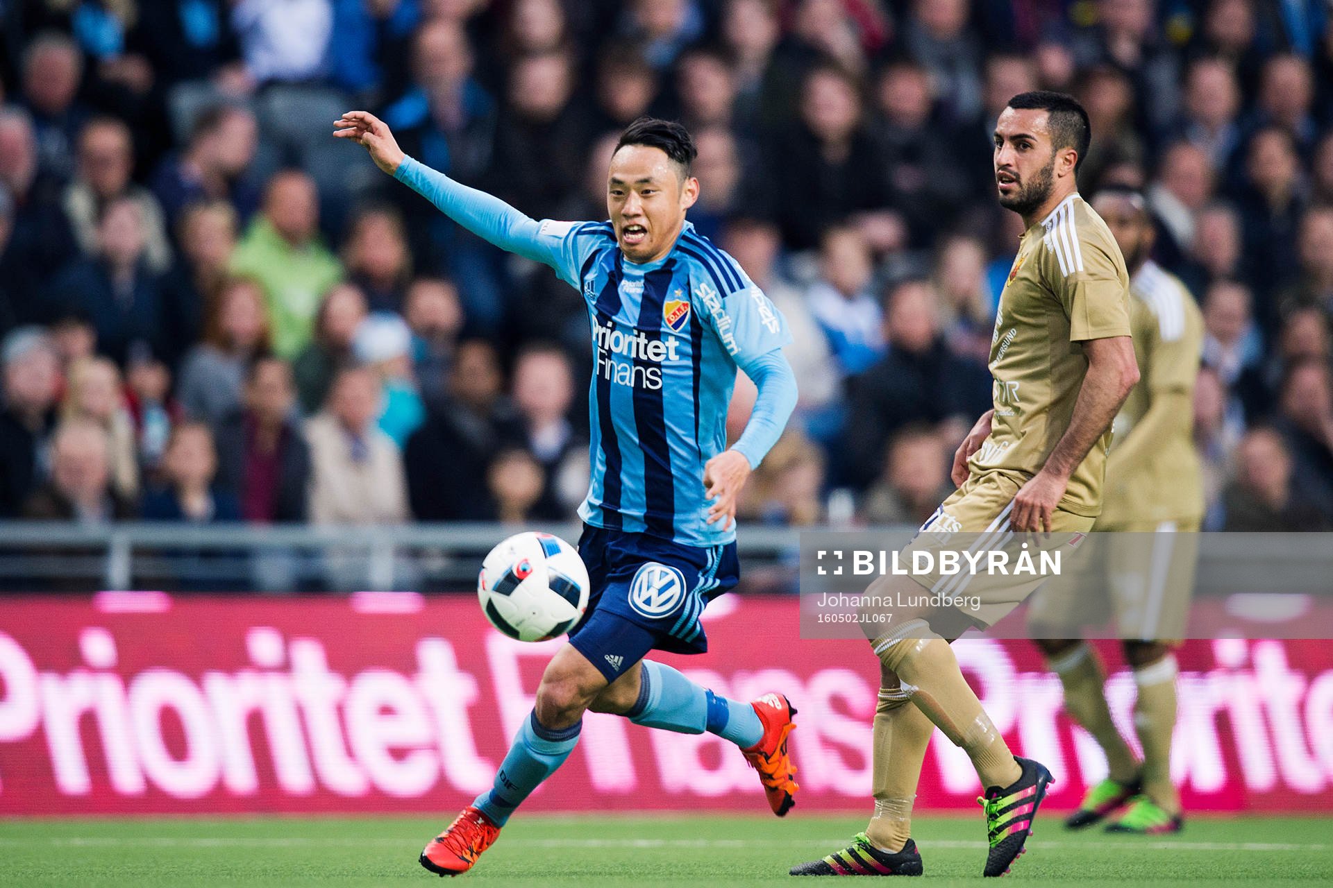 Djurgårdens Seon-Min Moon tar sig förbi Östersunds Brwa