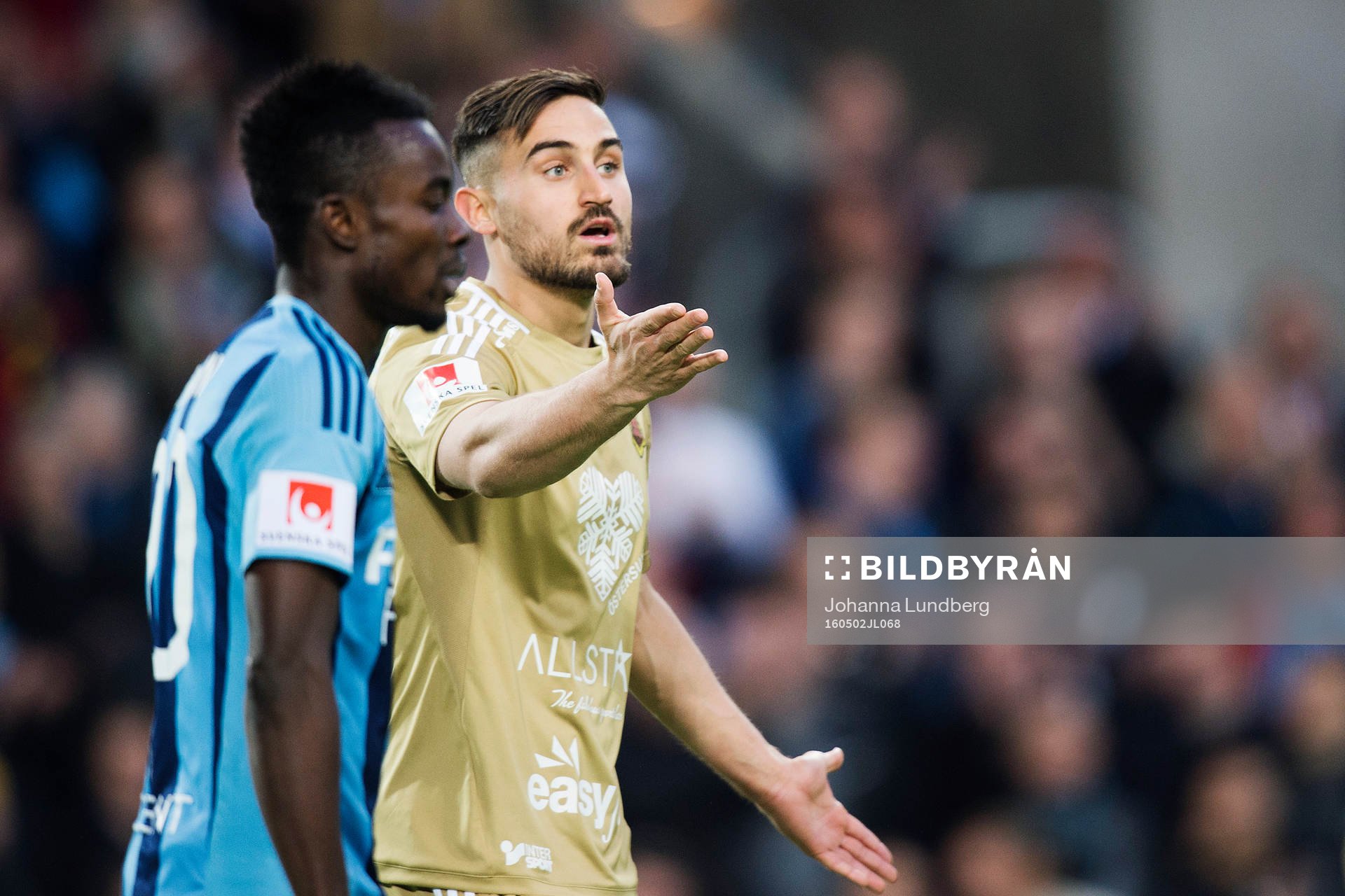 Östersunds Sotirios Papagiannopoulos reagerar mot domaren