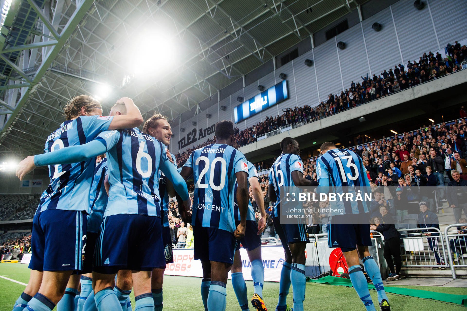 Djurgårdens spelare med Kevin Walker i mitten jublar