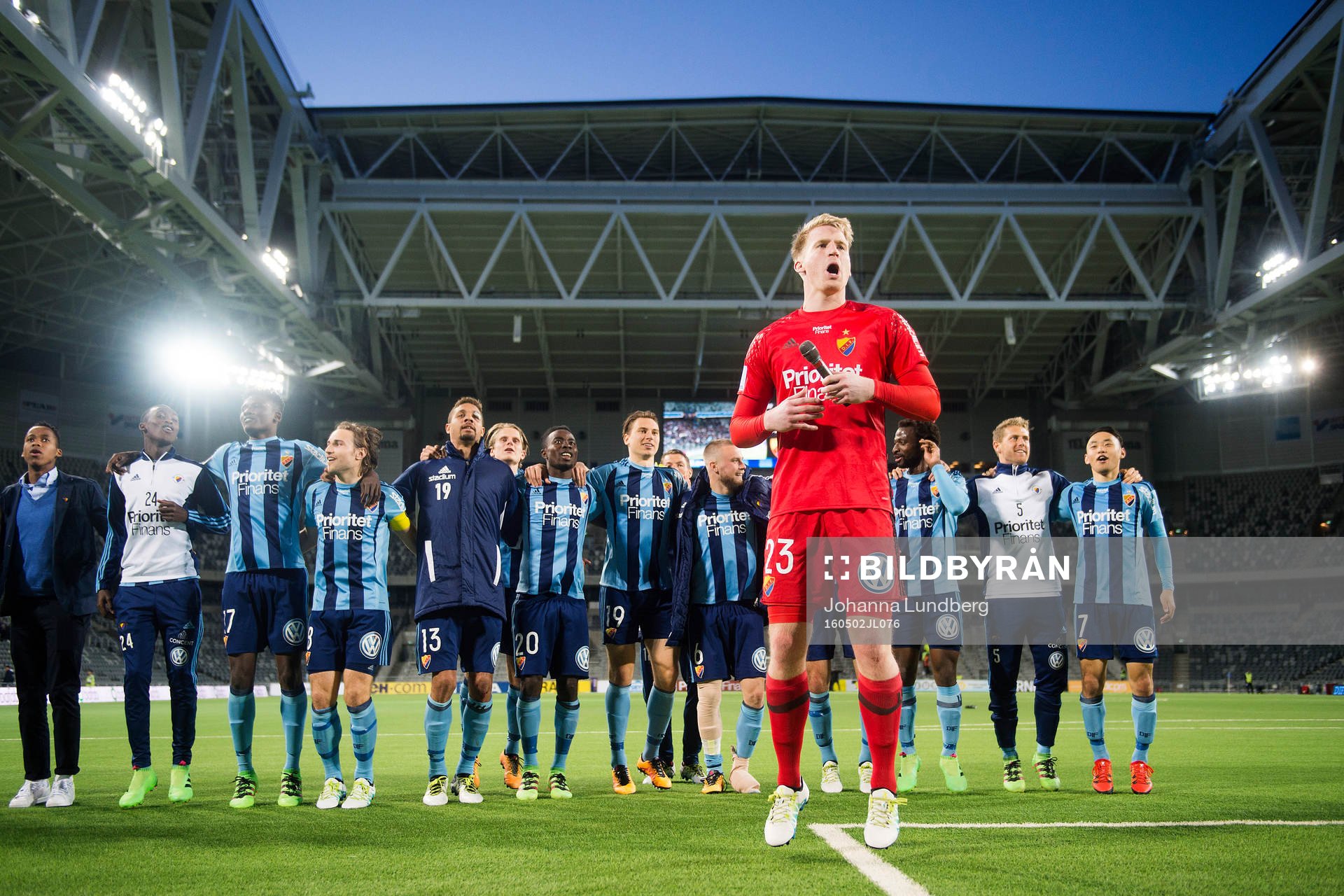 Djurgårdens spelare med målvakt Hampus Nilsson längst fram jublar efter fotbollsmatchen i Allsvenskan mellan Djurgården och Östersund den 2 maj 2016 i Stockholm.
