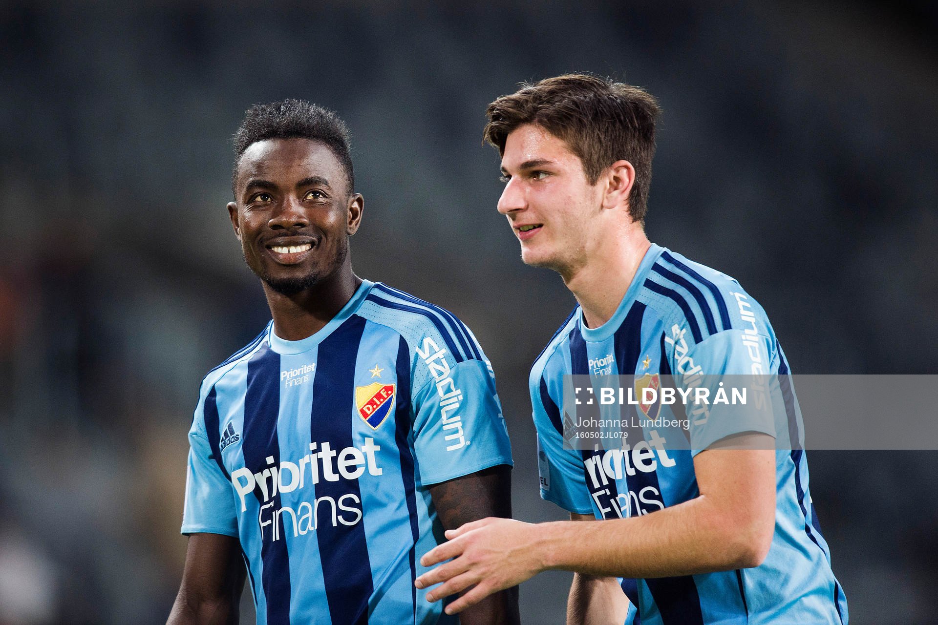 Djurgårdens Sam Johnson och Besard Sabovic jublar