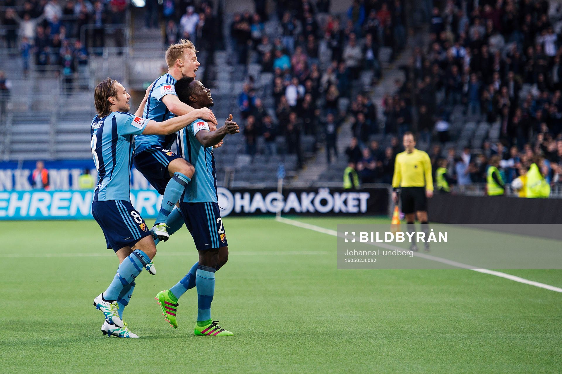 Djurgårdens Sam Johnson gör 1-0 och jublar med Kevin