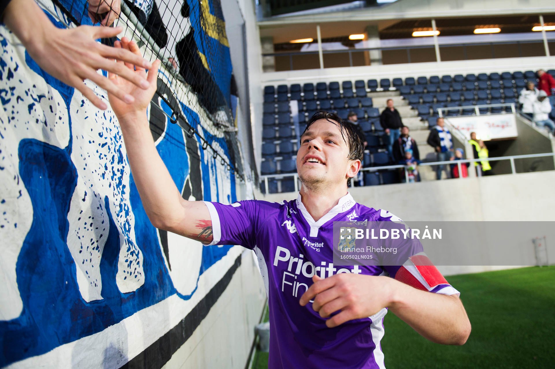 IFK Göteborgs Mads Albeck jublar med publiken
