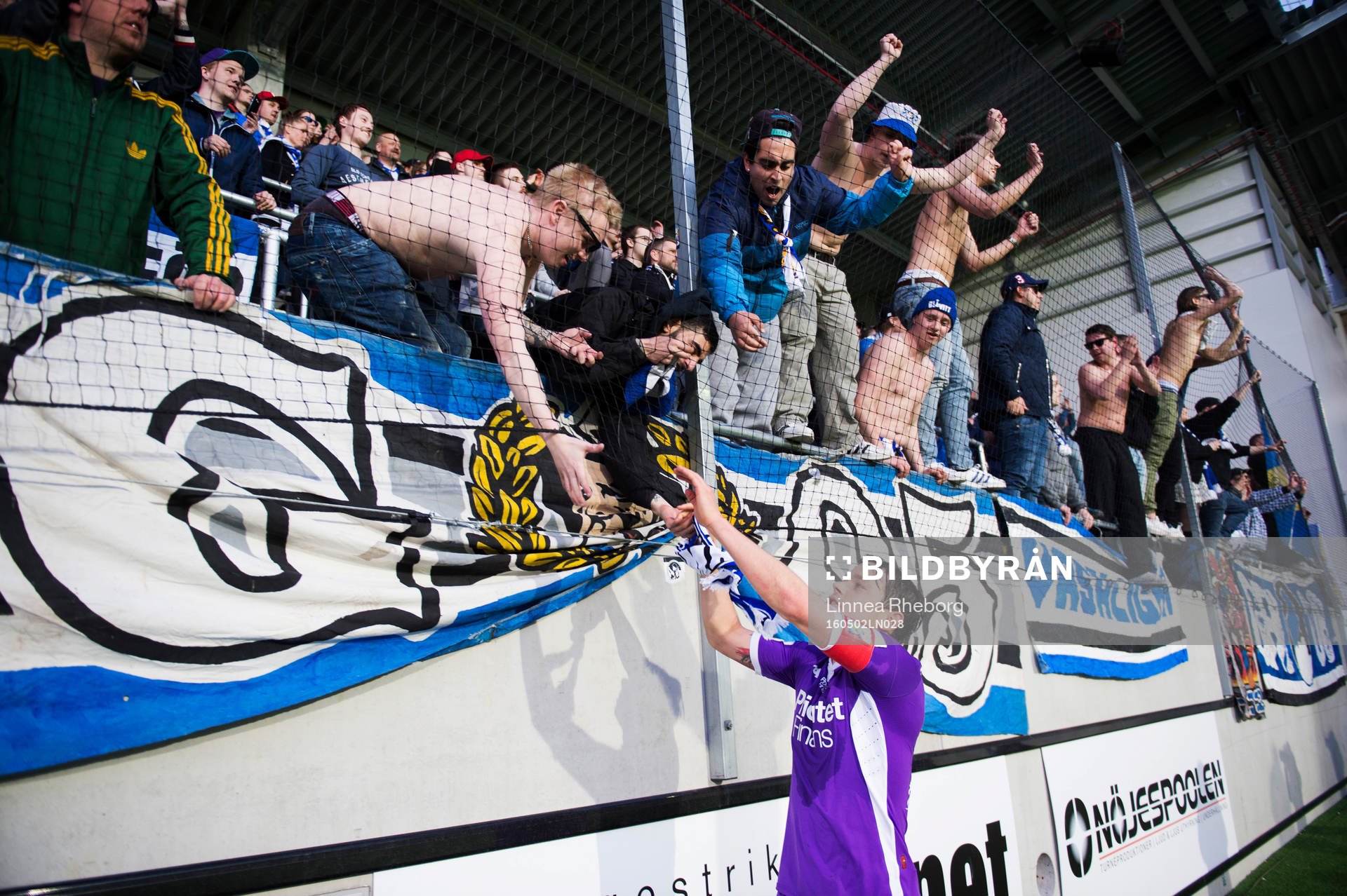 IFK Göteborgs Mads Albeck jublar med publiken