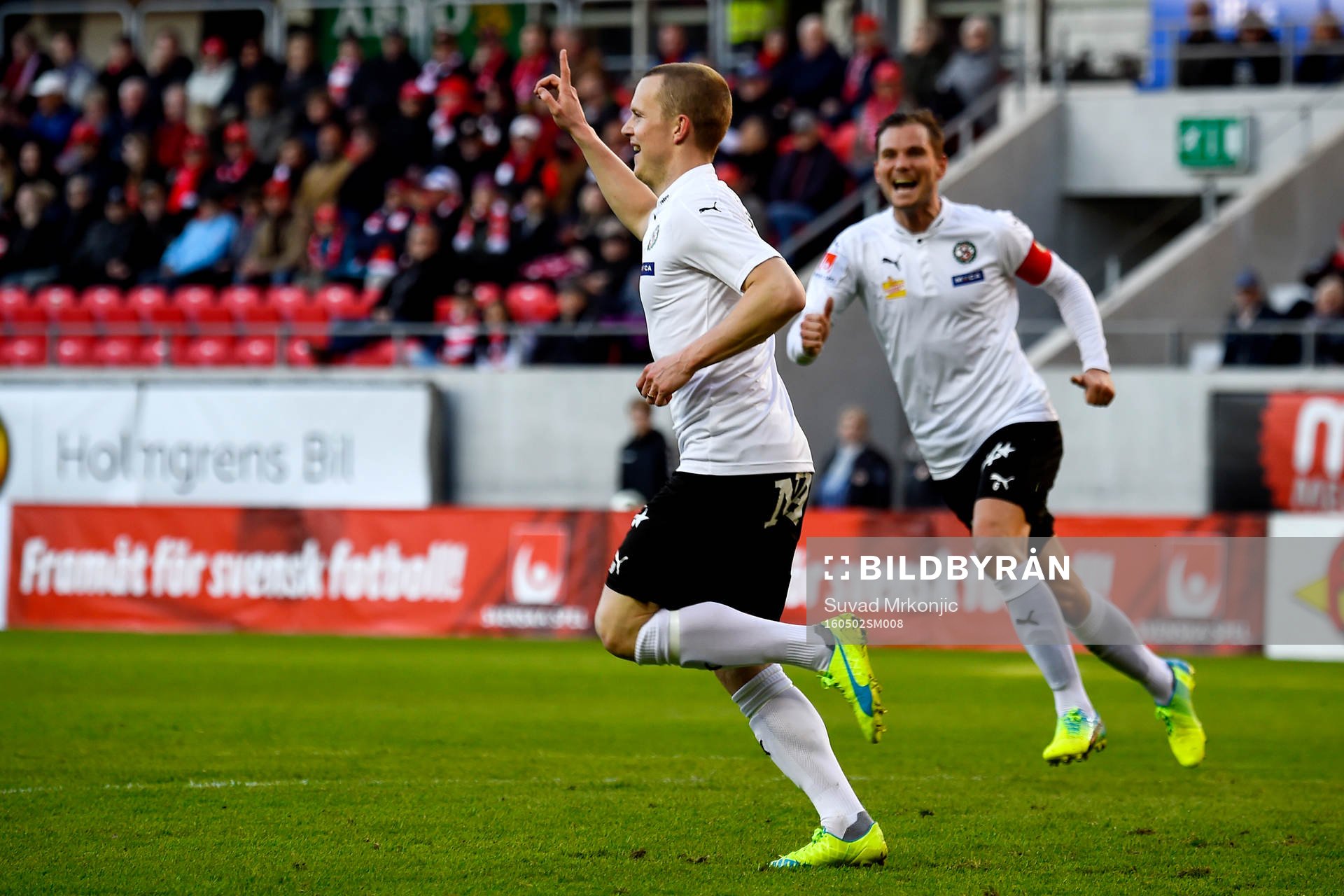 Örebros Daniel Gustavsson jublar