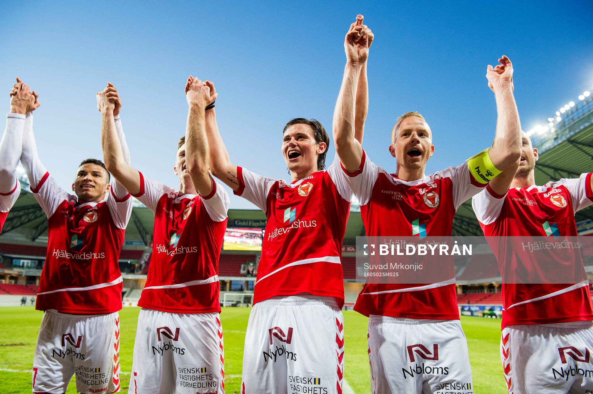 Kalmarspelarna jublar med matchvinnaren Marcus Antonsson i