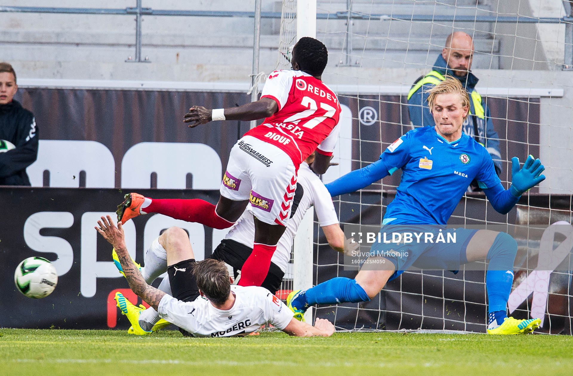 Kalmars Papa Alioune Diouf och Örebros Erik Moberg samt