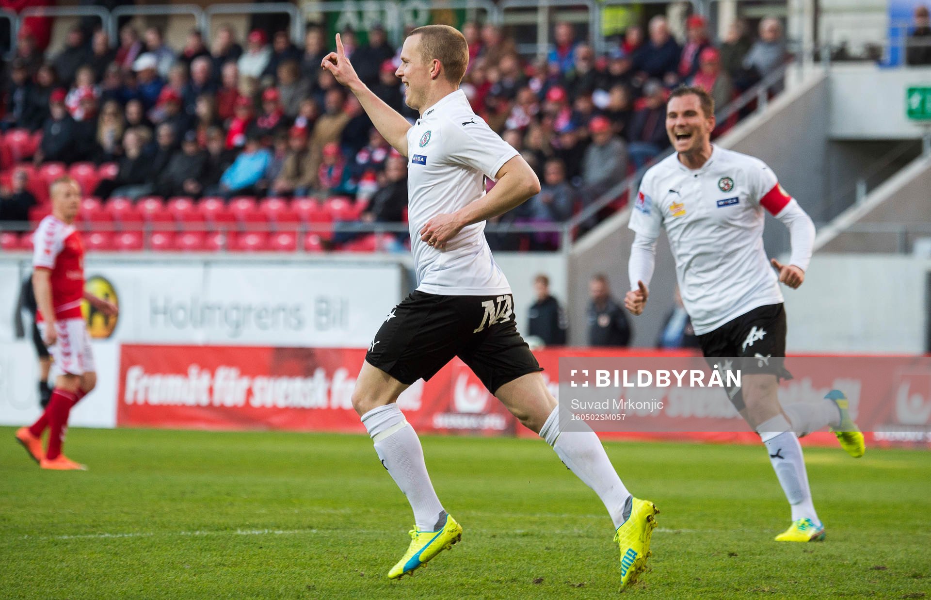 Örebros Daniel Gustavsson jublar