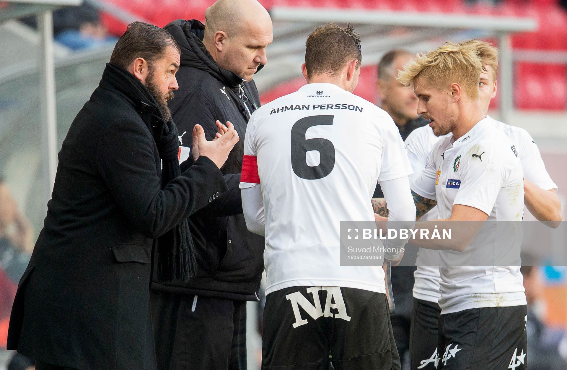 Örebros tränare Alexander Axén samtalar med spelarna
