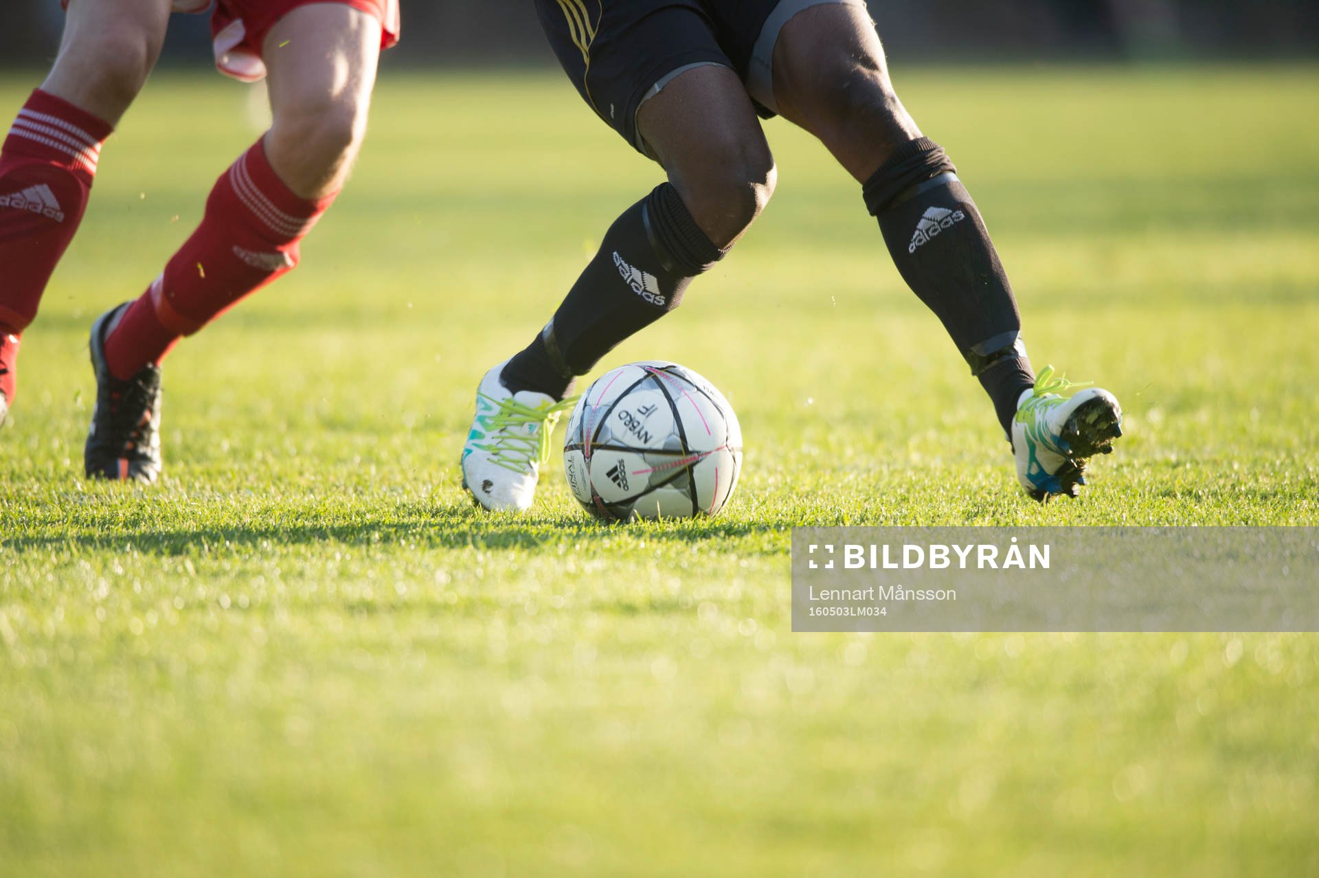 Bollbehandling i matchen i division 2 mellan Nybro och IFK Hässleholm i Nybro 3 maj 2016.