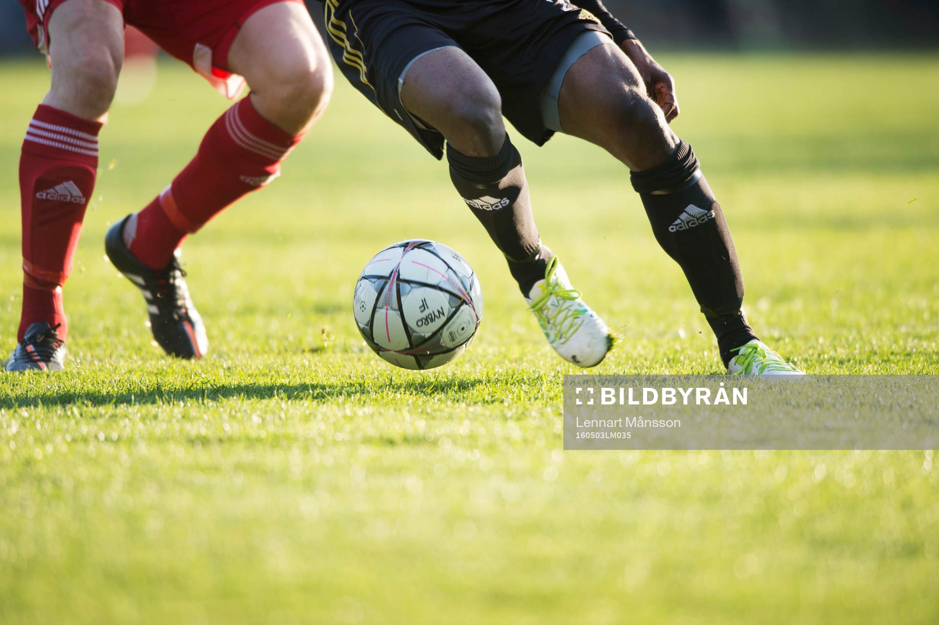 Kamp om bollen i matchen i division 2 mellan Nybro och IFK