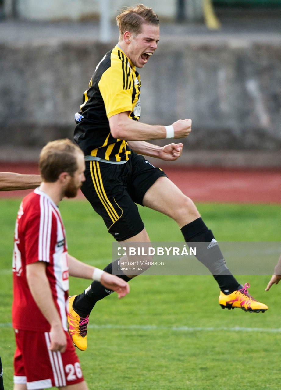 IFK Hässleholms Filip Ranmo har gjort 0-1 och jublar i