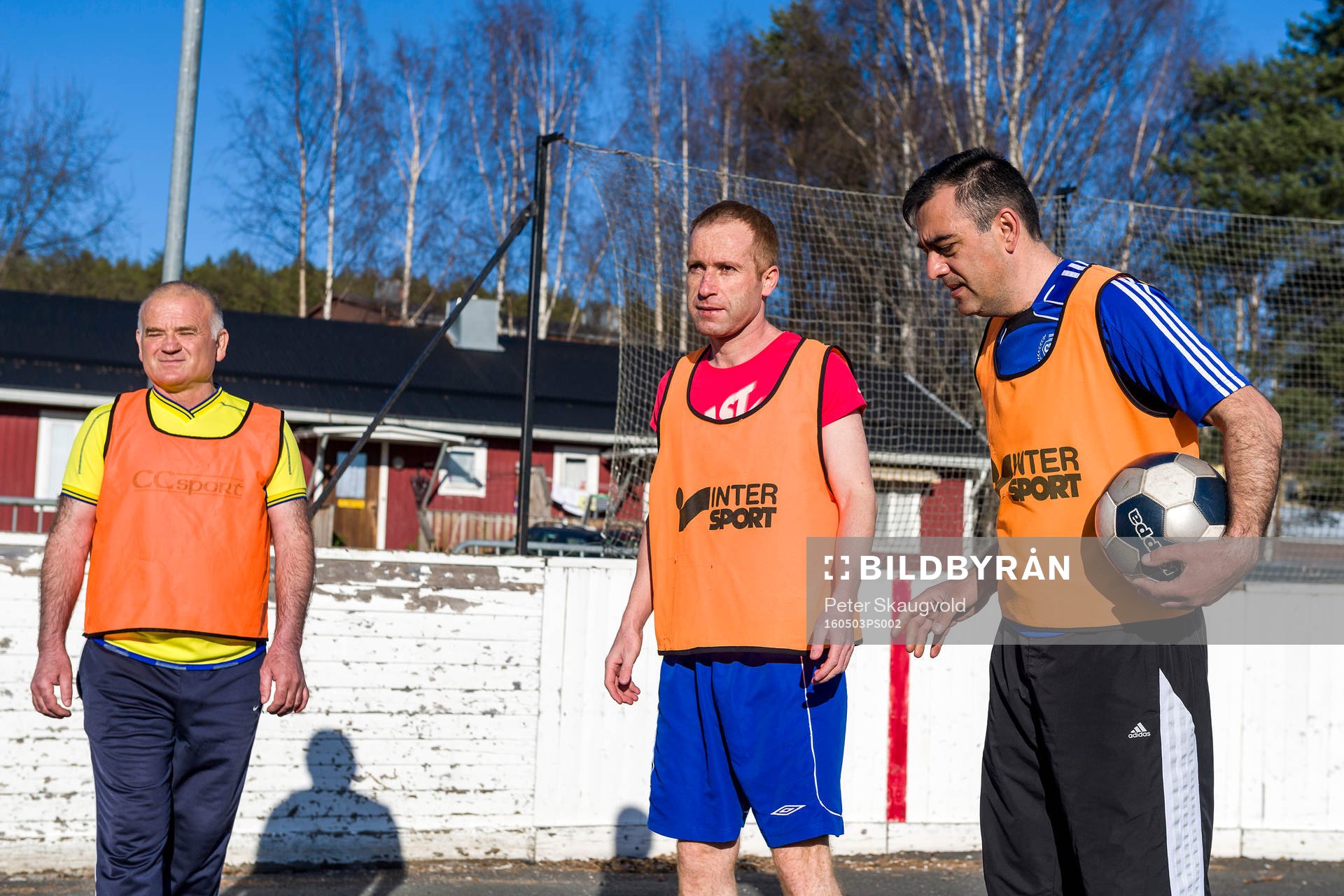 Spelare från Harads United tränar på asfalt på gammal