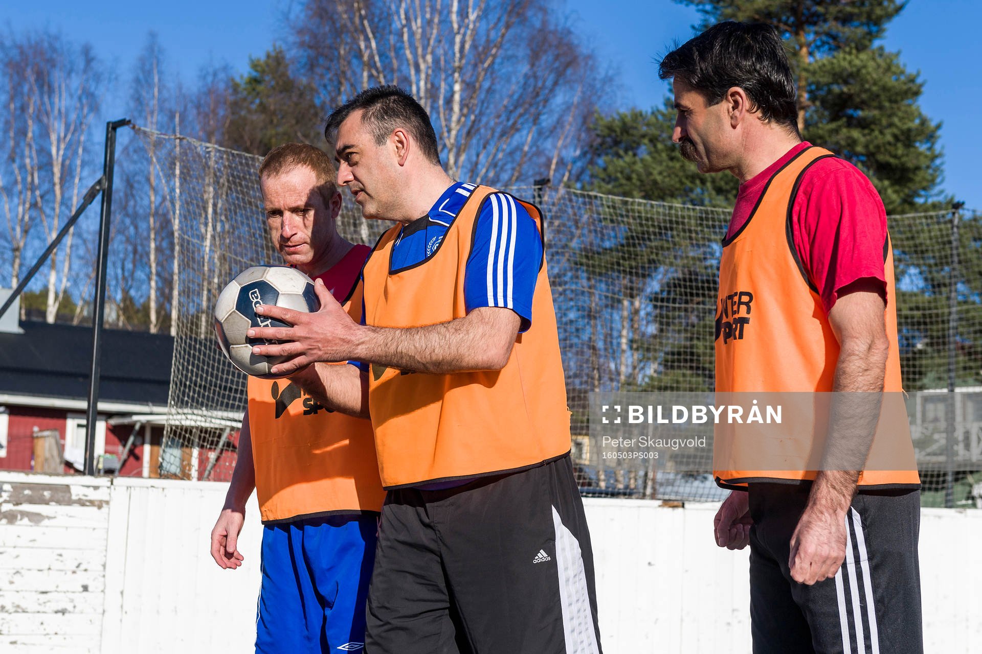 Spelare från Harads United tränar på asfalt på gammal