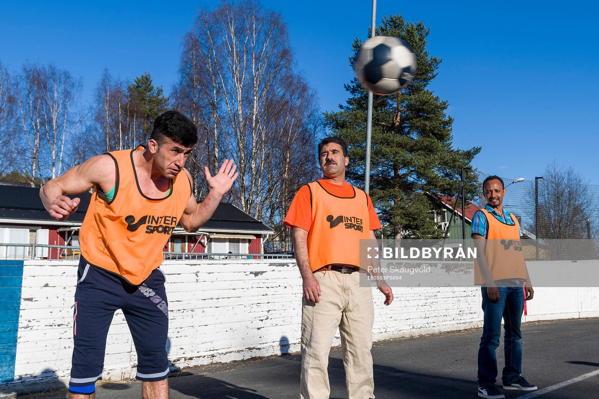Spelare från Harads United tränar på asfalt på gammal