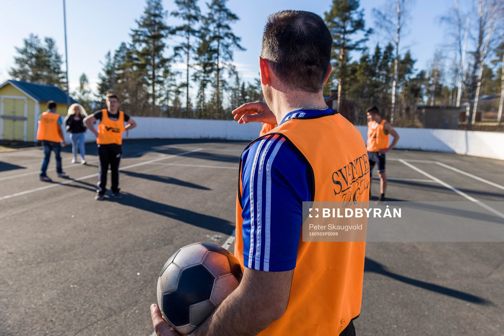 Spelare från Harads United tränar på asfalt på gammal