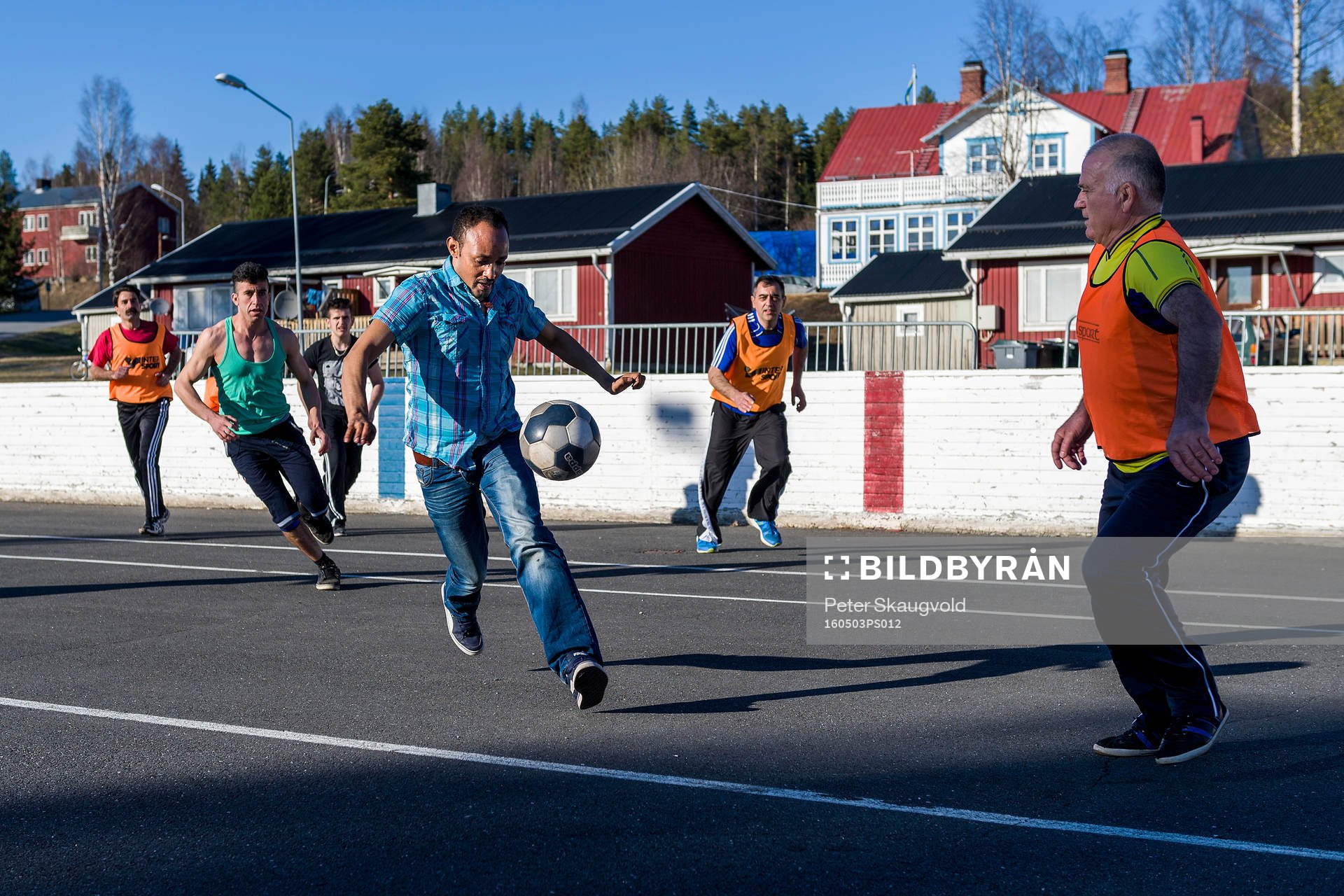 Spelare från Harads United tränar på asfalt på gammal