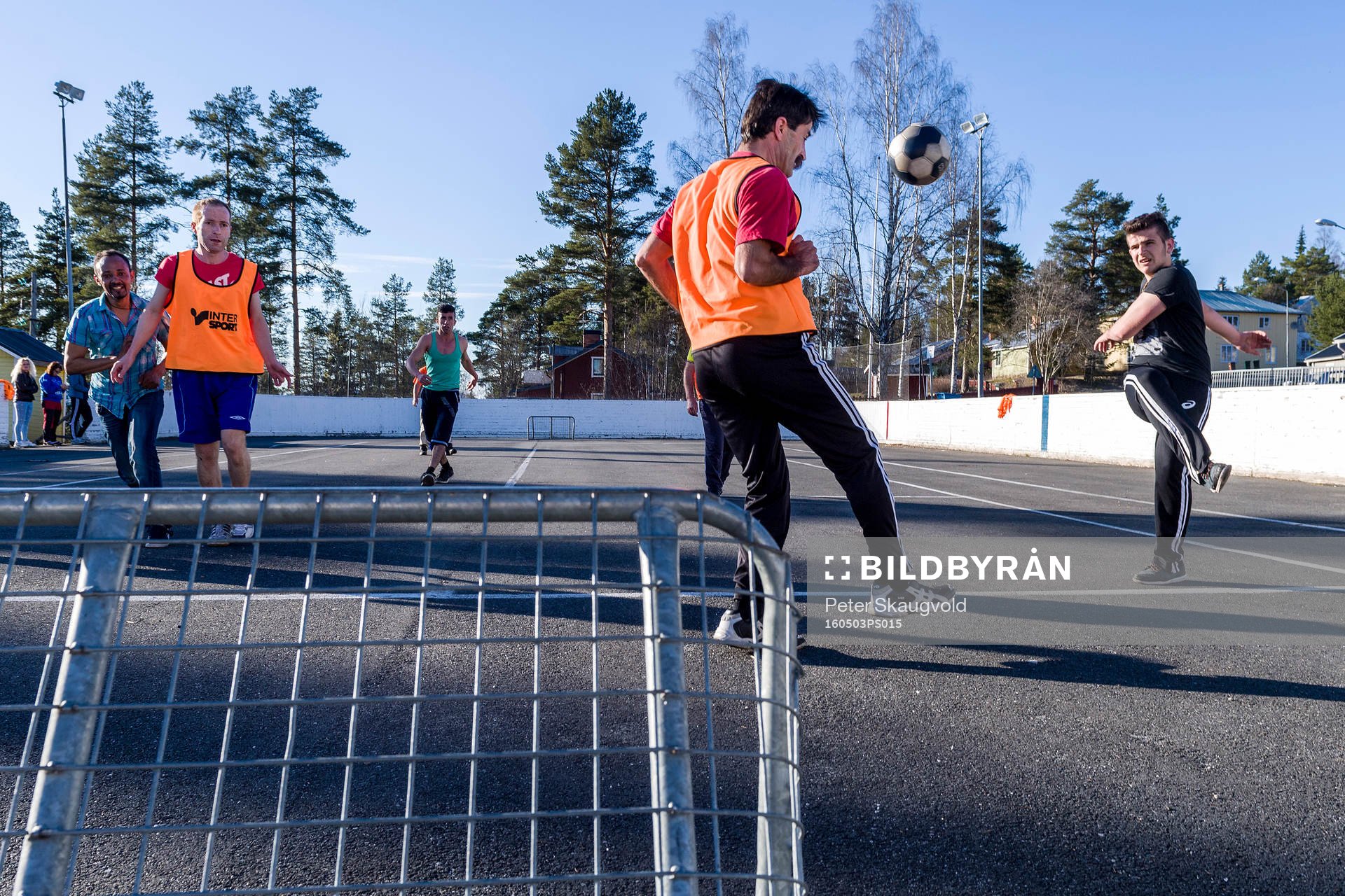 Spelare från Harads United tränar på asfalt på gammal