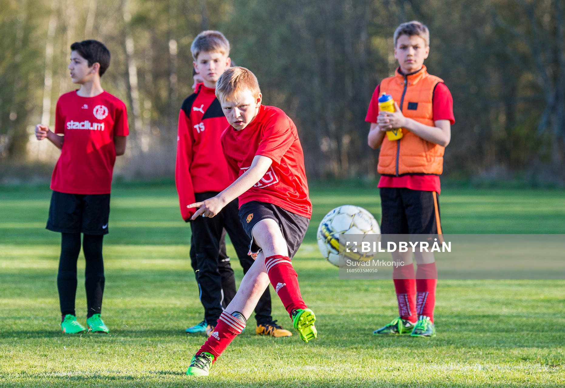 Mönsterås GOIF P-05 tränar fotboll. De har även