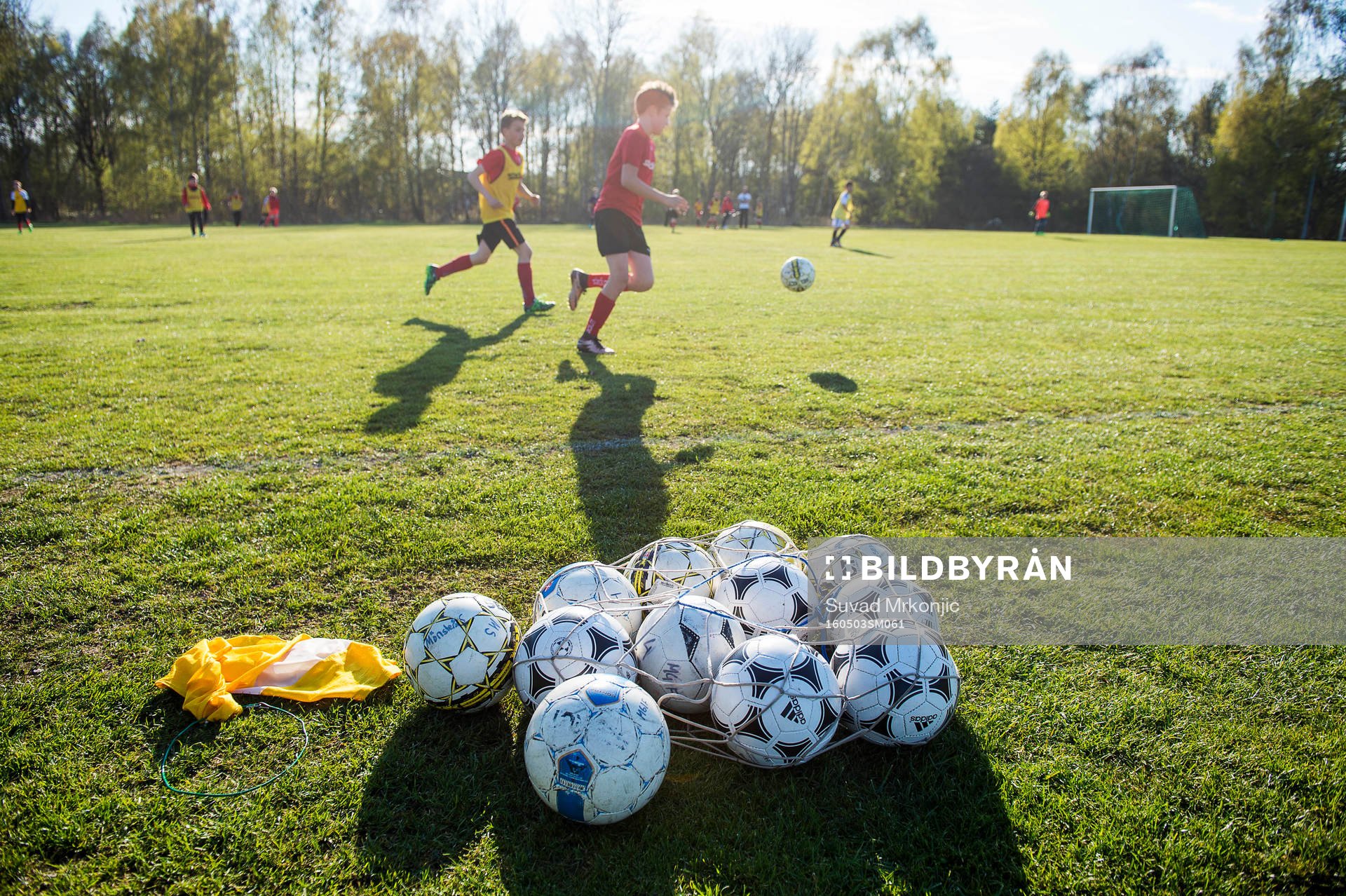Fotbollar när Mönsterås GOIF P-05 tränar fotboll. De