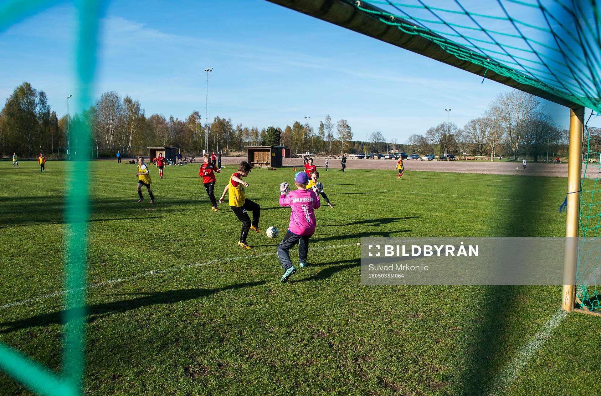 Mönsterås GOIF P-05 tränar fotboll. De har även