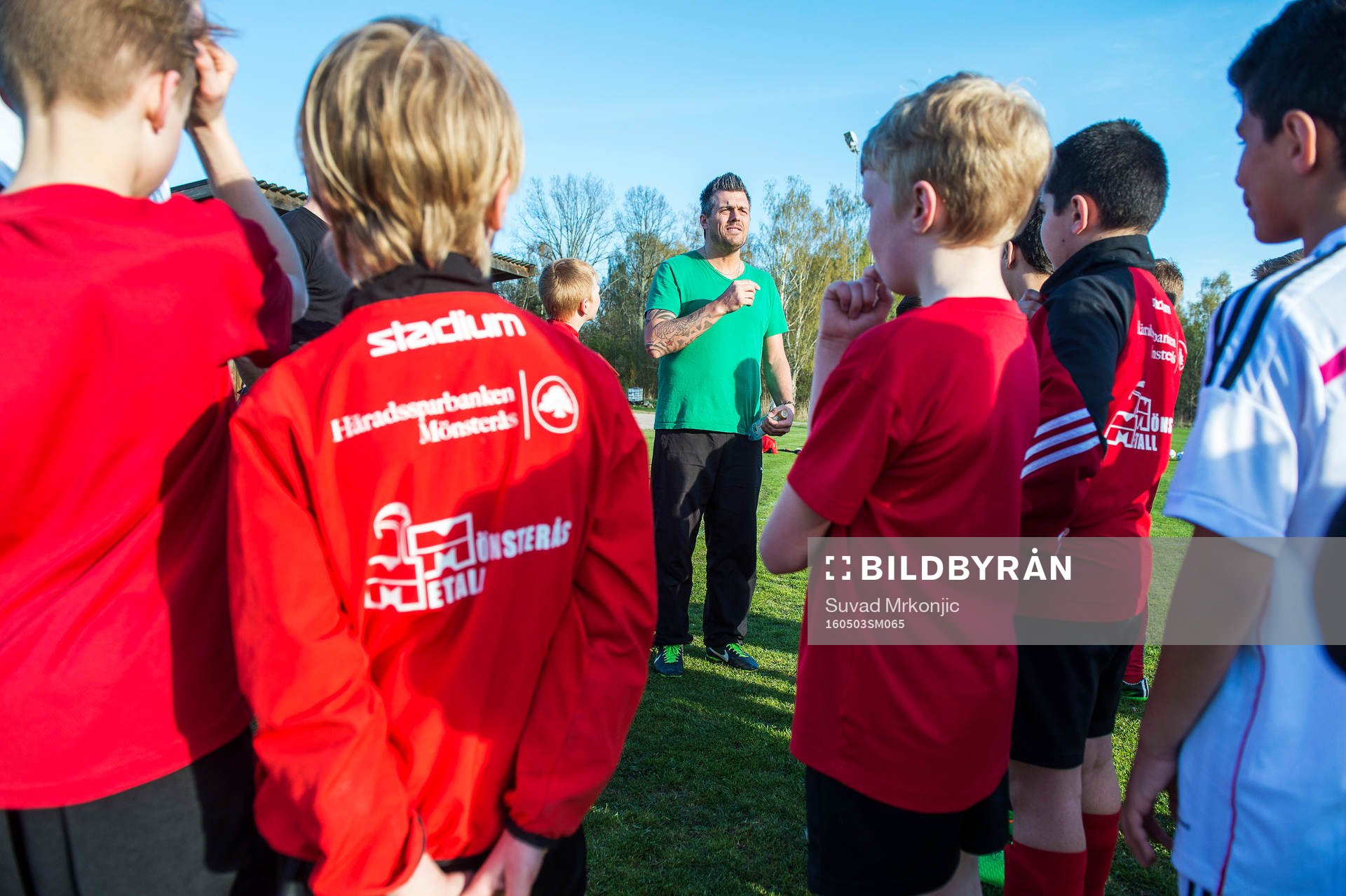 Mönsterås GOIF P-05 tränar fotboll. De har även