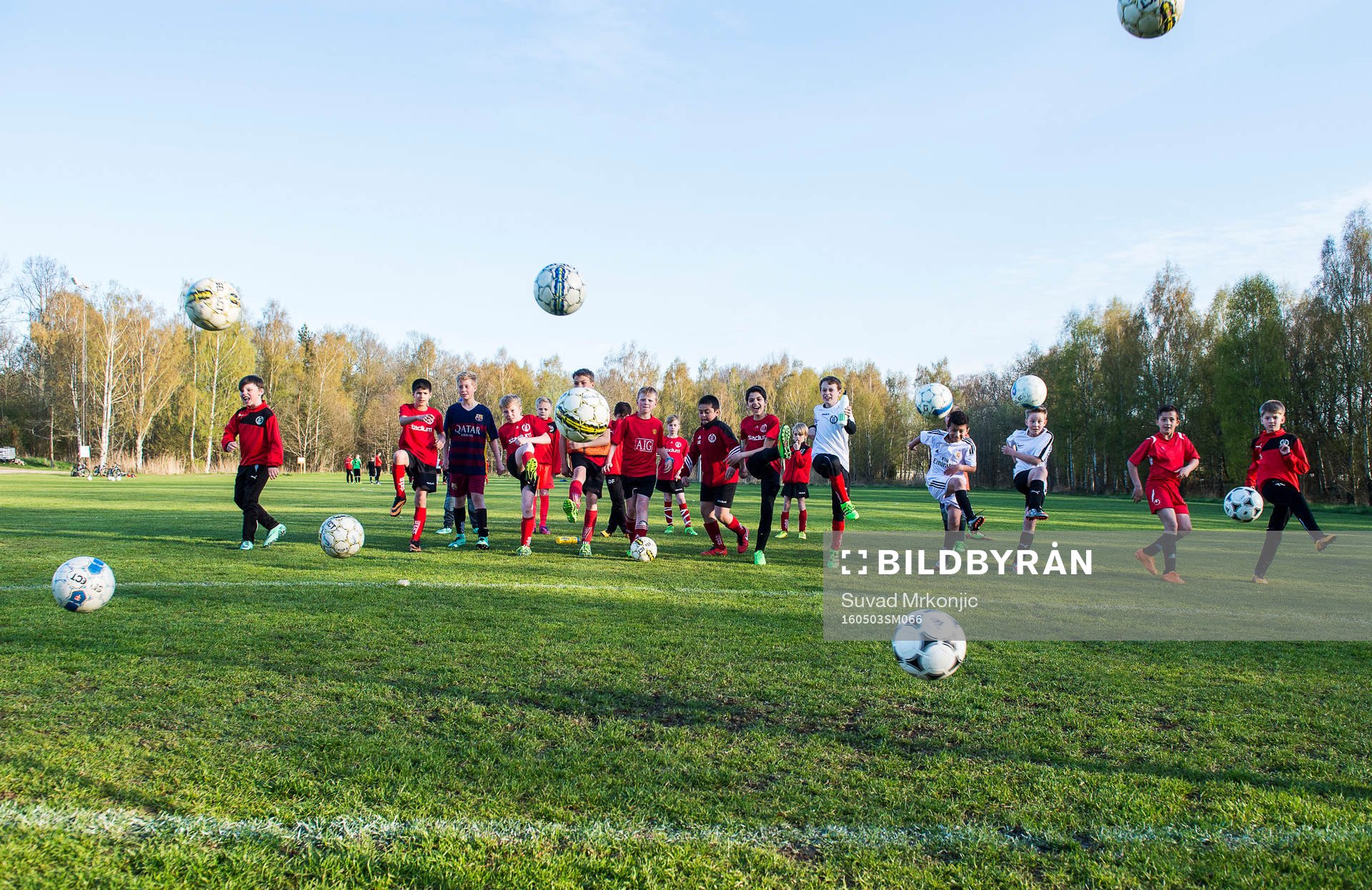 Mönsterås GOIF P-05 tränar fotboll. De har även