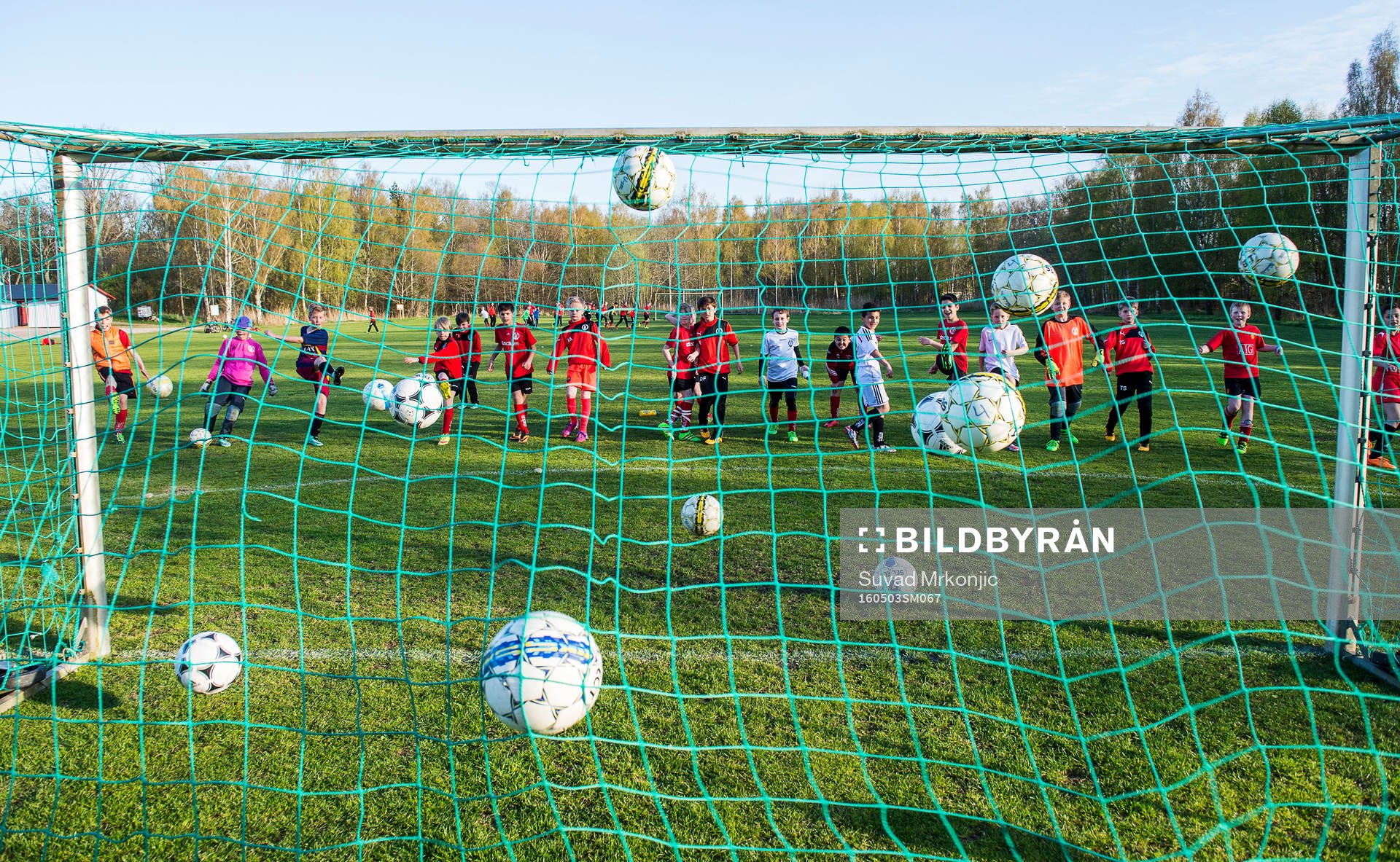 Mönsterås GOIF P-05 tränar fotboll. De har även