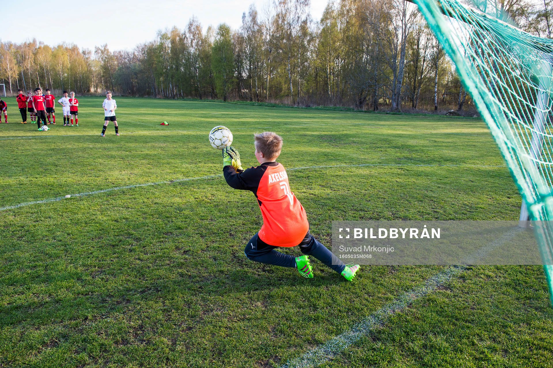 Mönsterås GOIF P-05 tränar fotboll. De har även