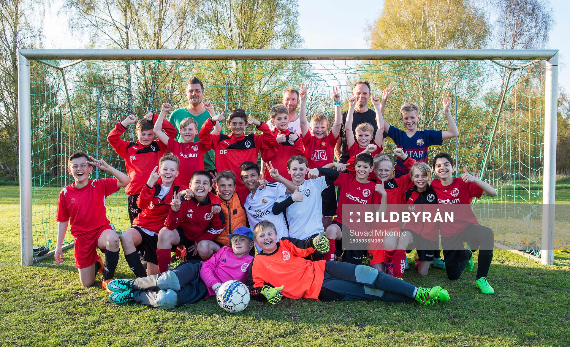 Mönsterås GOIF P-05 tränar fotboll. De har även