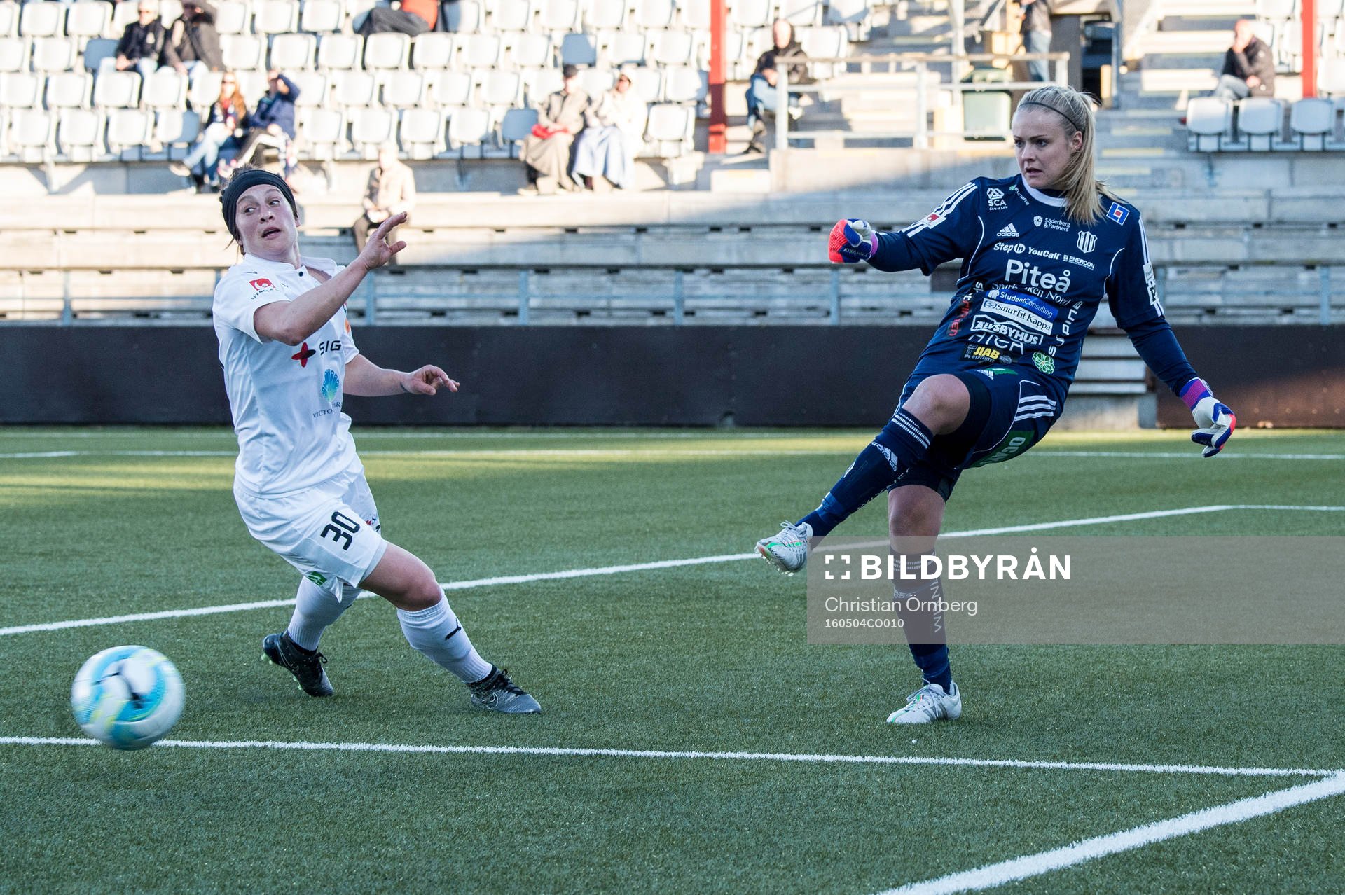 Piteås målvakt Hilda Carlén mot Rosengårds Ella Masar