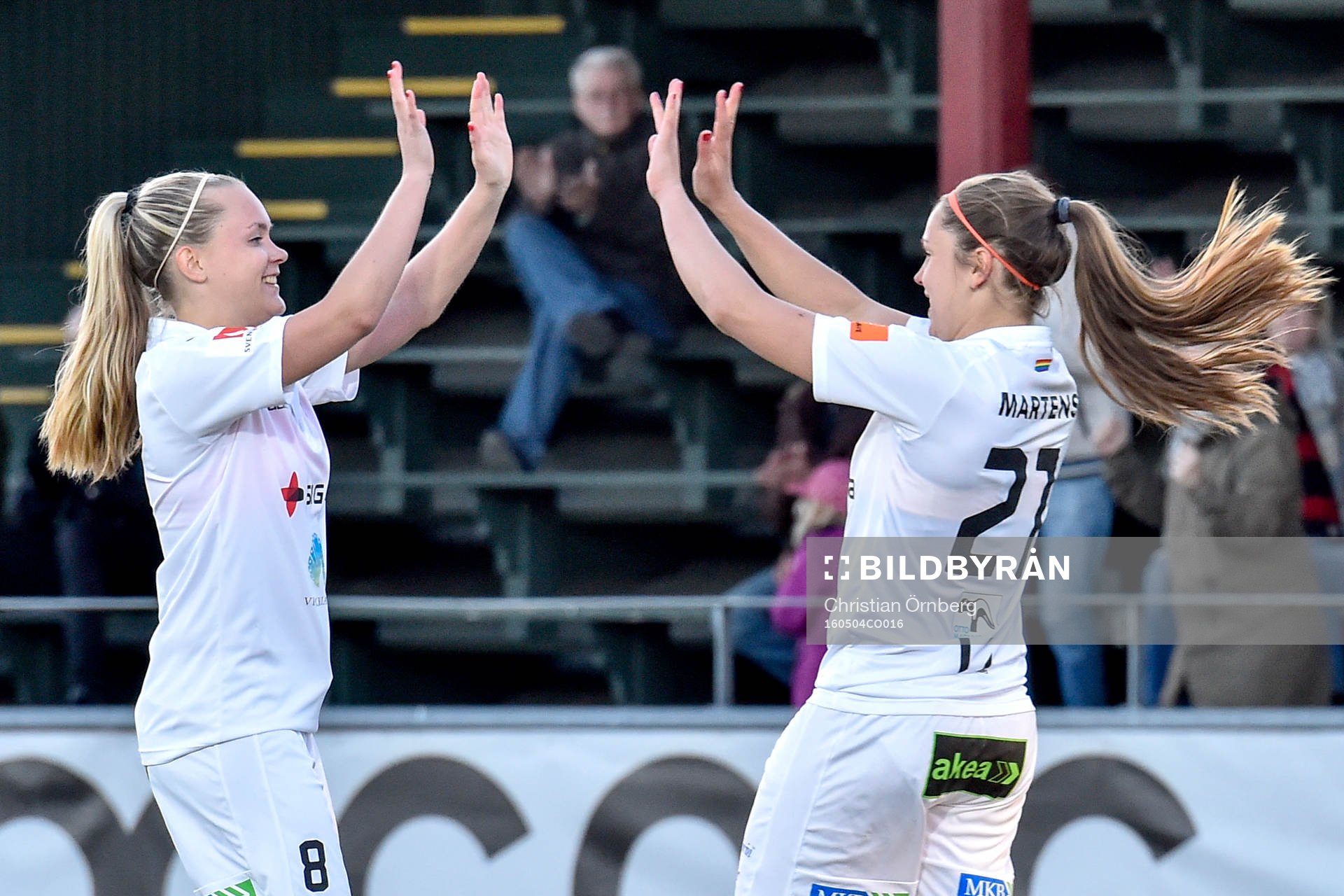 Rosengårds Iina Salmi och Lieke Martens jublar