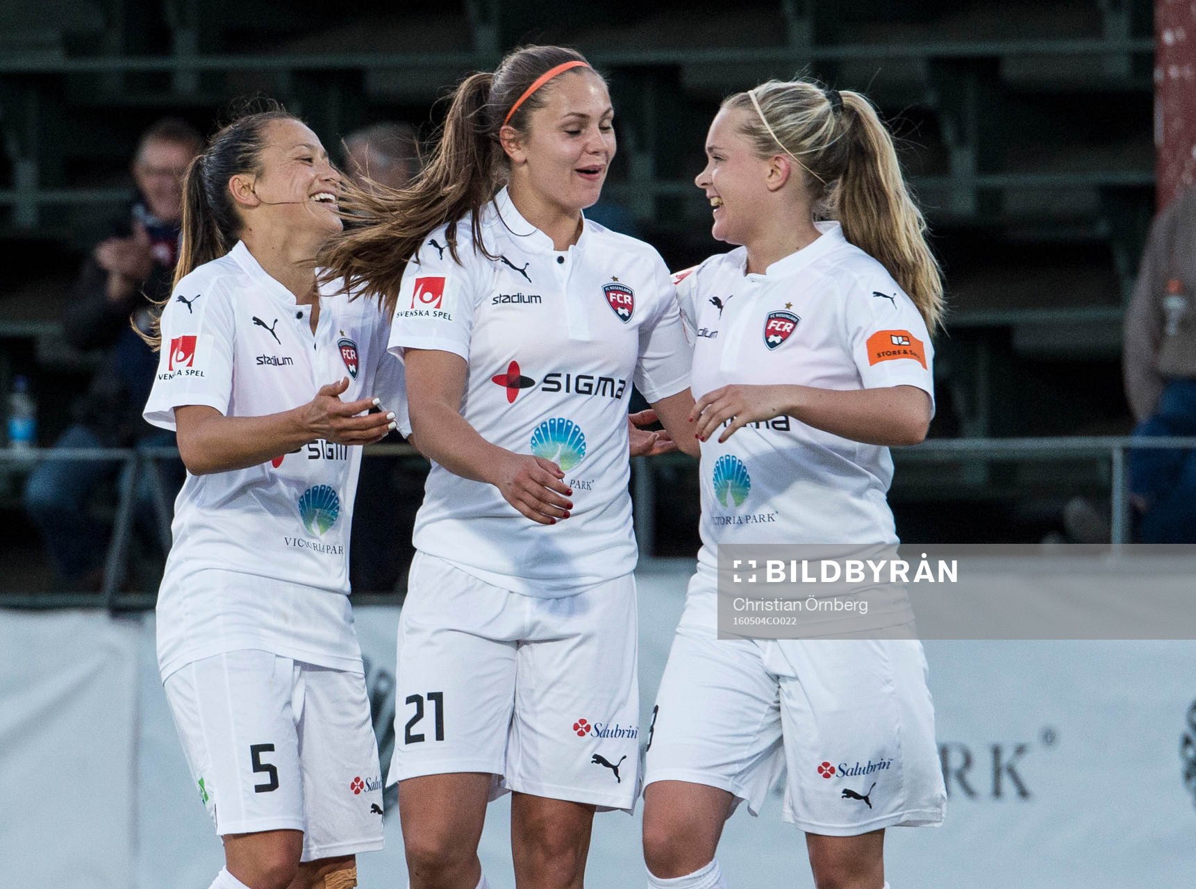 Rosengårds Alexandra Riley och Lieke Martens jublar åt