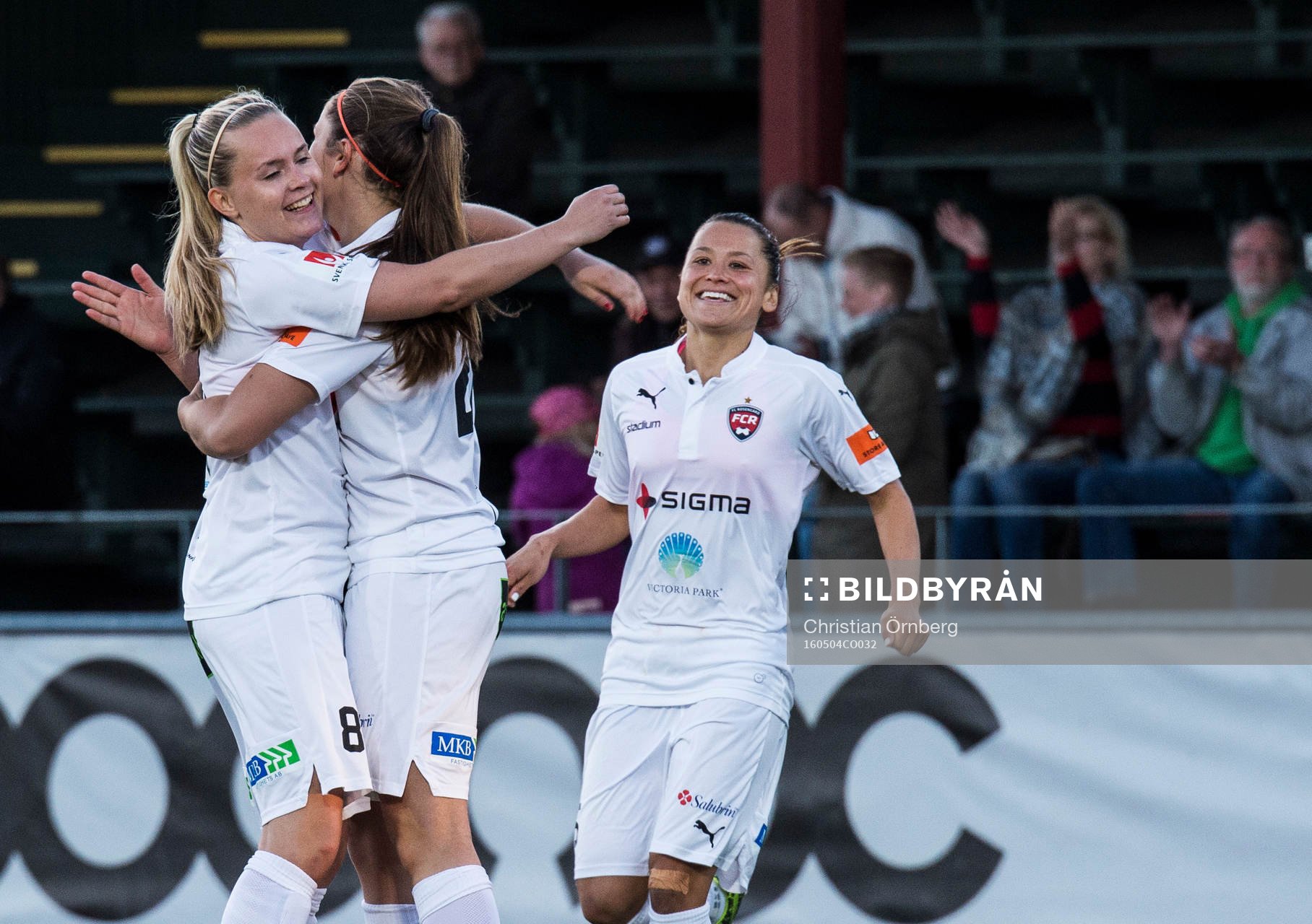Rosengårds Iina Salmi och Alexandra Riley jublar åt Lieke