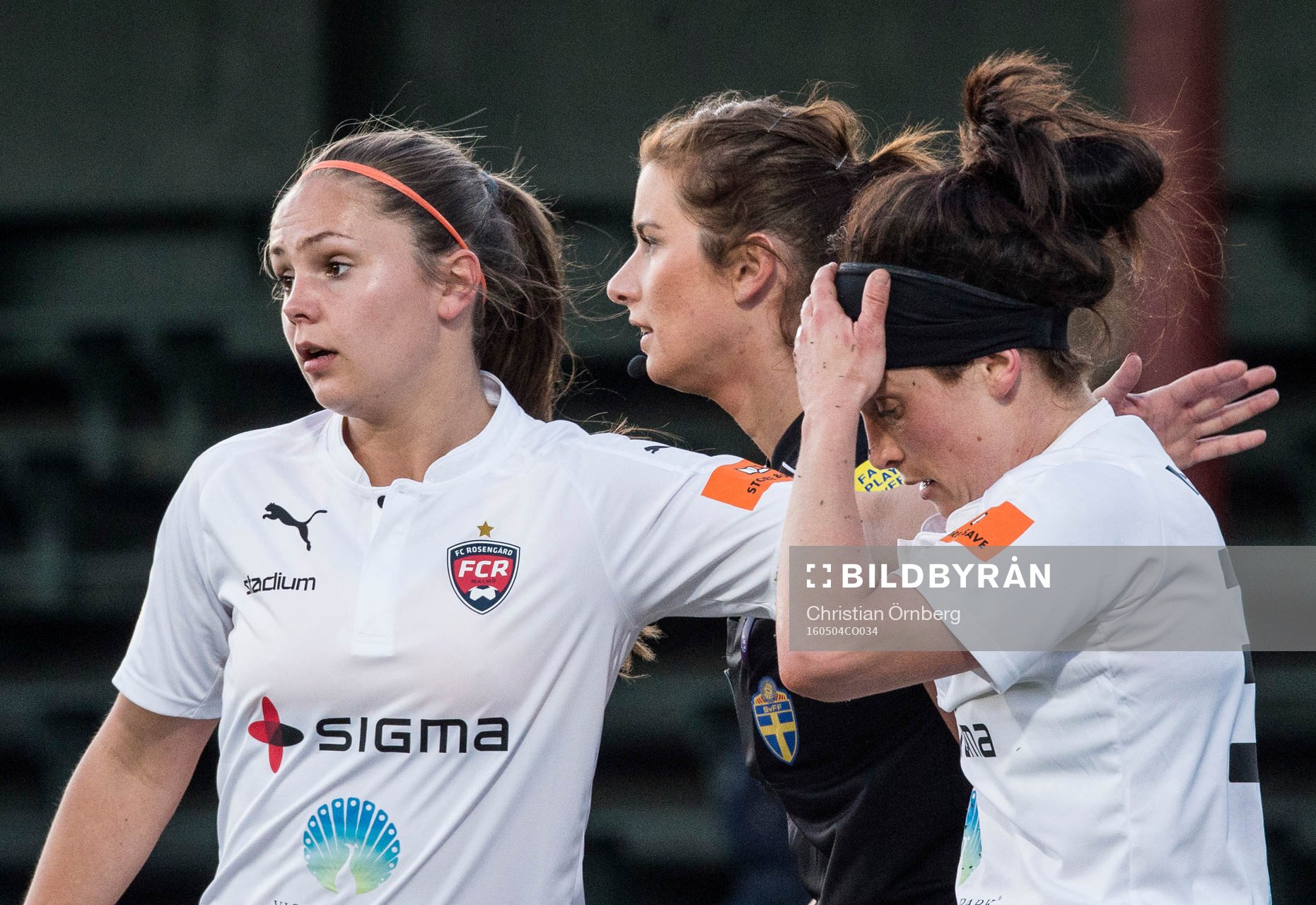 Rosengårds Lieke Martens klappar om Ella Masar  som fick