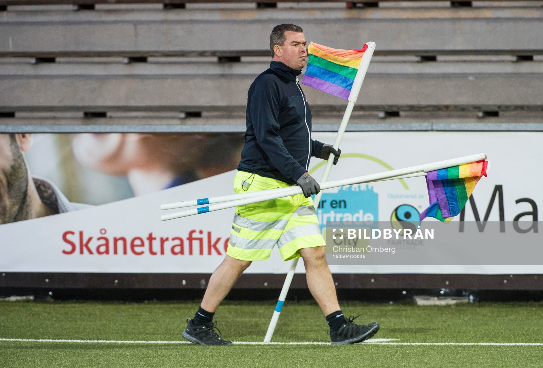 En vaktmästare samlar in de regnbågsfärgade